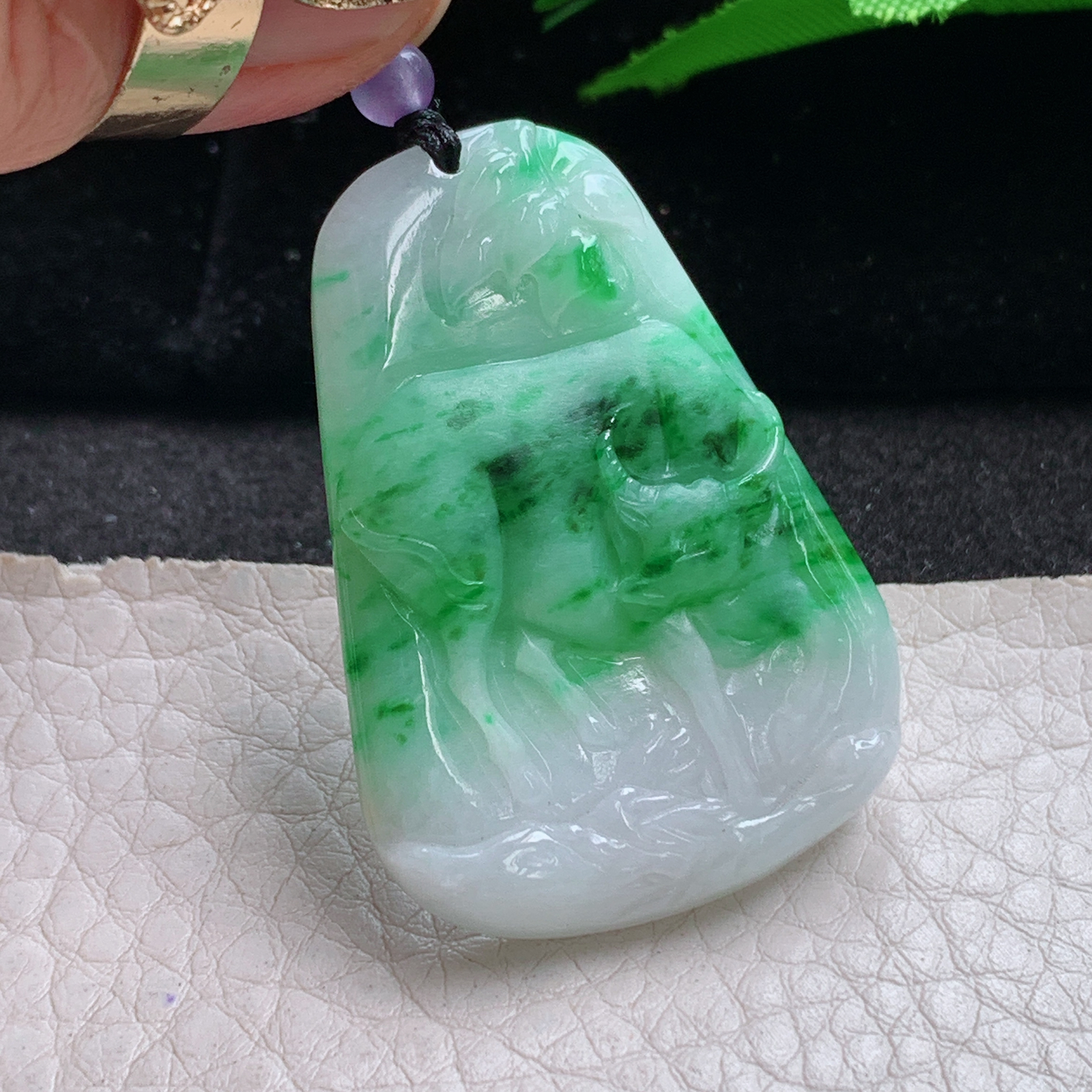 t实拍41*29.3*5.8缅甸翡翠A货精雕辣绿扭转乾坤 生肖立体牛玉吊坠 玉挂件