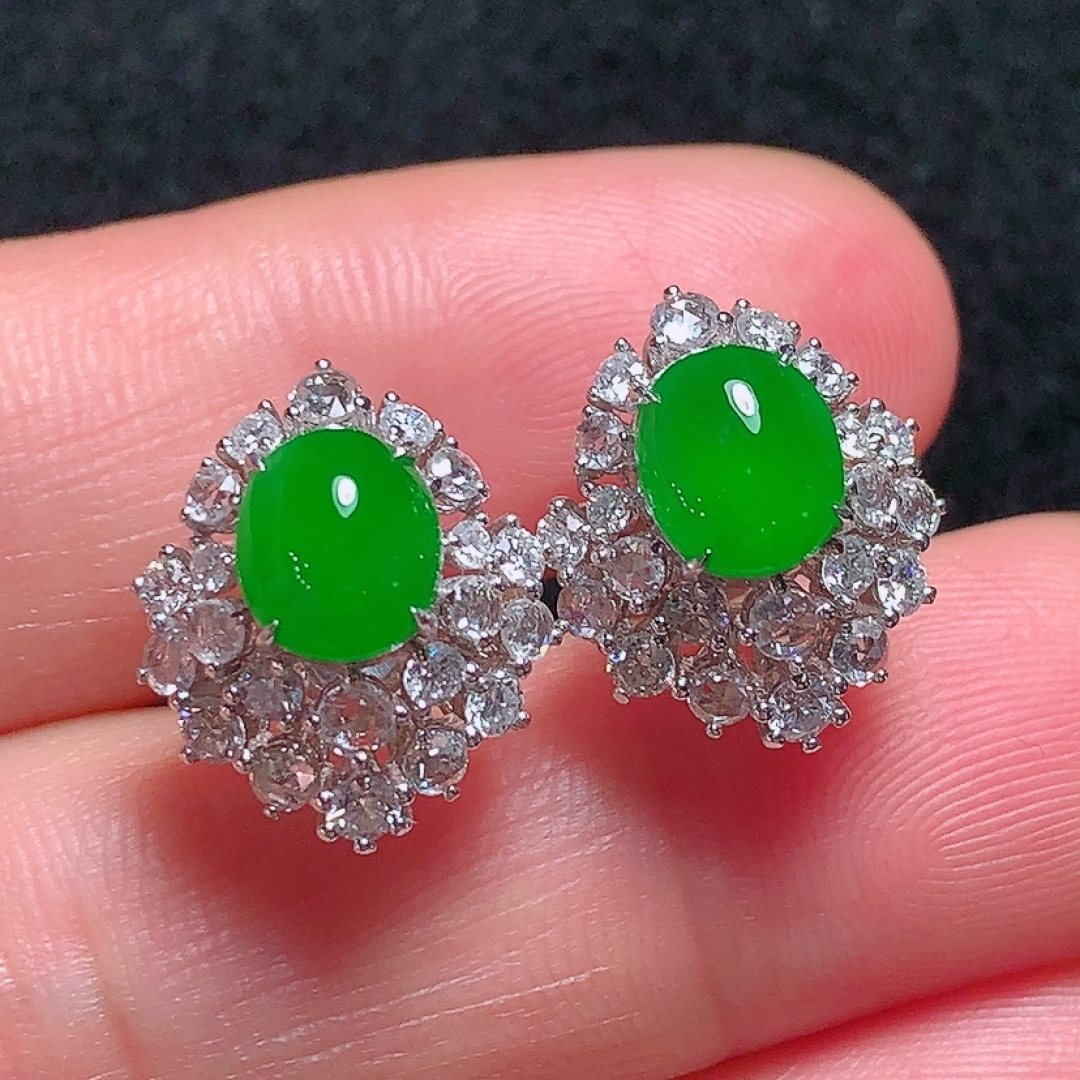 ️18k金镶嵌冰种正阳绿蛋面耳钉，色泽艳丽，种老水头好，又冰又润，饱满无裂：15.1/13.2/1