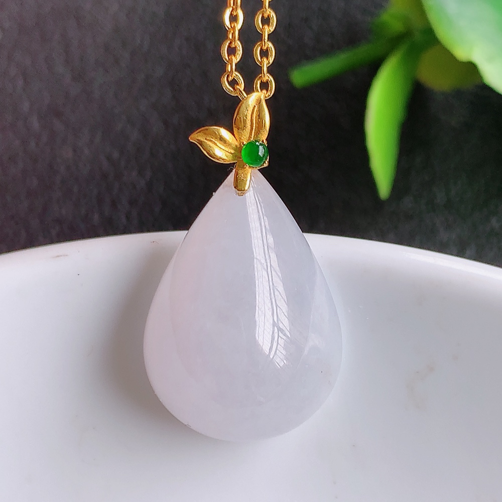 冰润水滴翡翠吊坠，款式新颖时尚，日常百搭的款。满满的份量感，清新自然的阳绿色，18k金伴钻镶嵌，上身