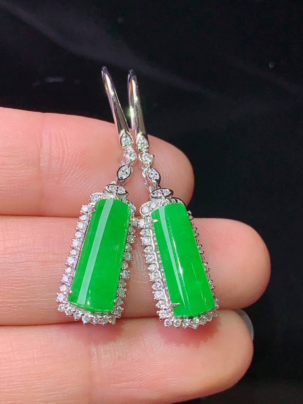 18k金钻镶嵌满绿玉柱耳坠 玉质细腻 色泽清新艳丽 整体尺寸39.5*8.8*6.2