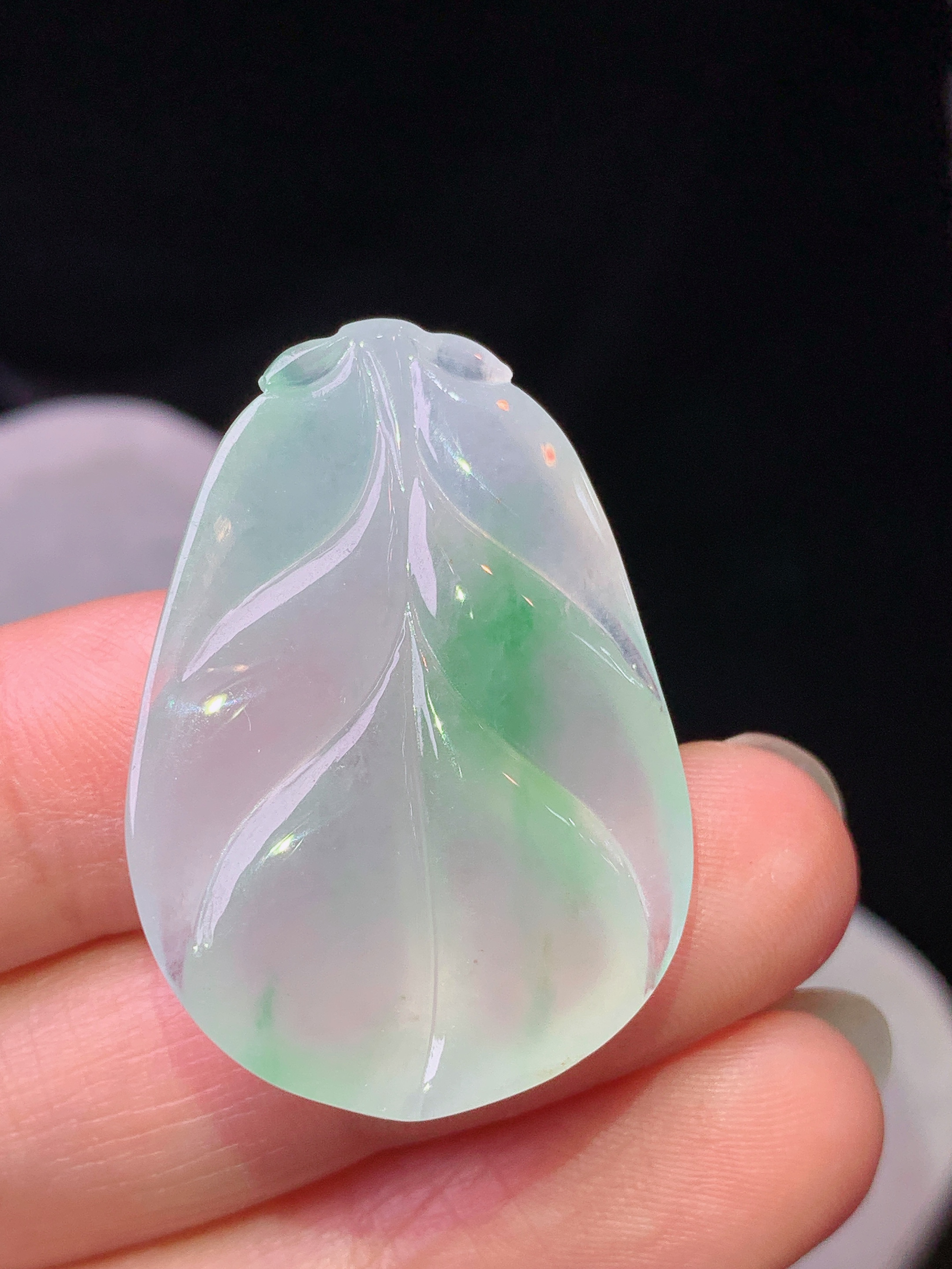 冰种飘绿树叶吊坠 玉质细腻 色泽艳丽清新 水润亮眼 整体尺寸32.6*23*6.5c1