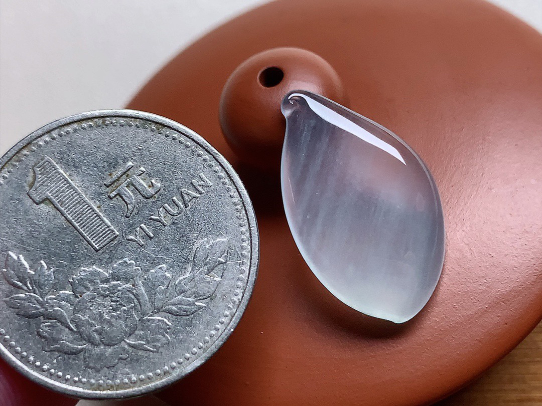 冰福瓜 种水很好，冰透起胶感，尺寸23*14*4.2..