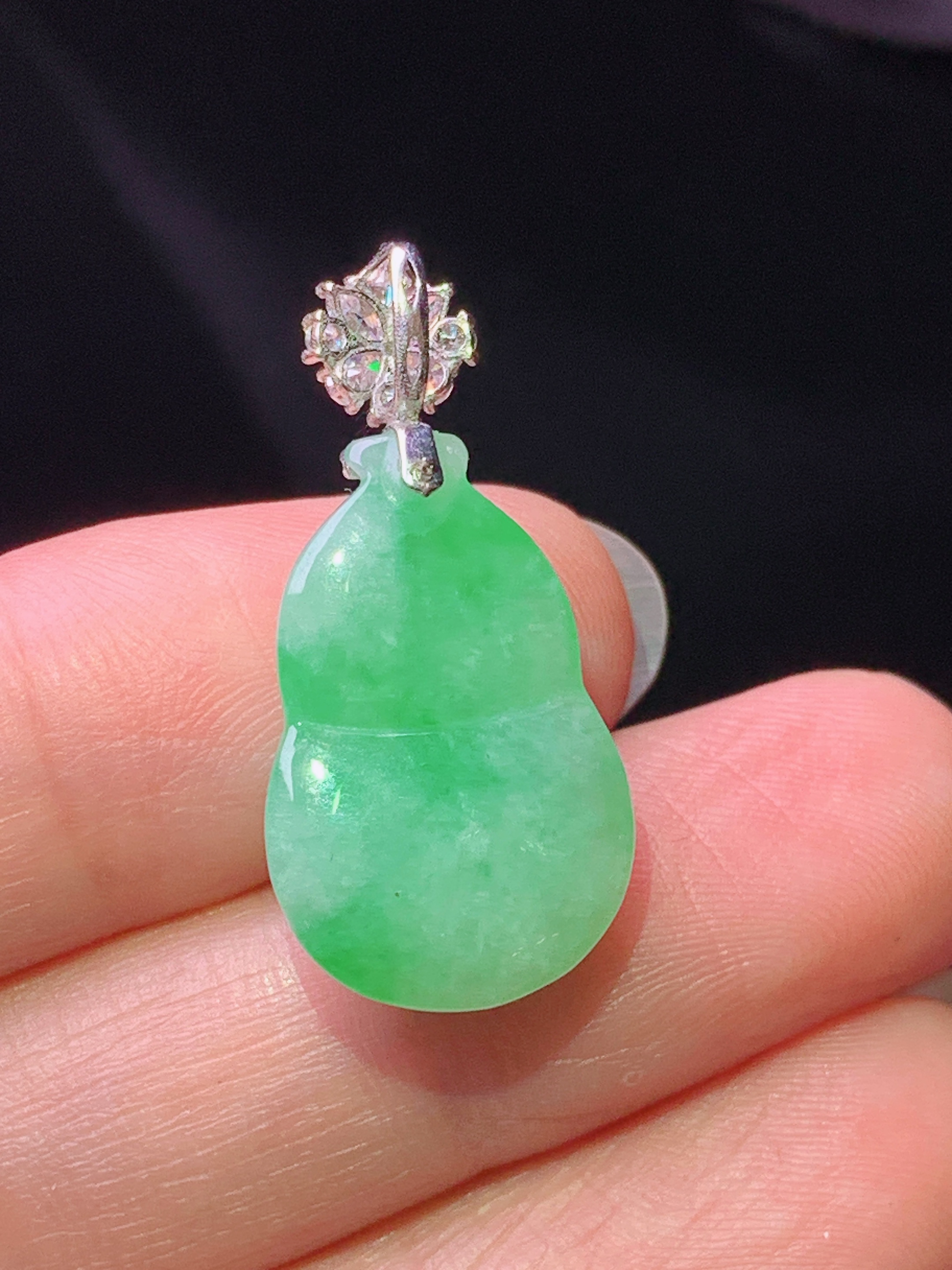 18k金钻镶嵌阳绿葫芦吊坠 玉质细腻 色泽艳丽清新 水润亮眼 整体尺寸27.7*13*6.2c1