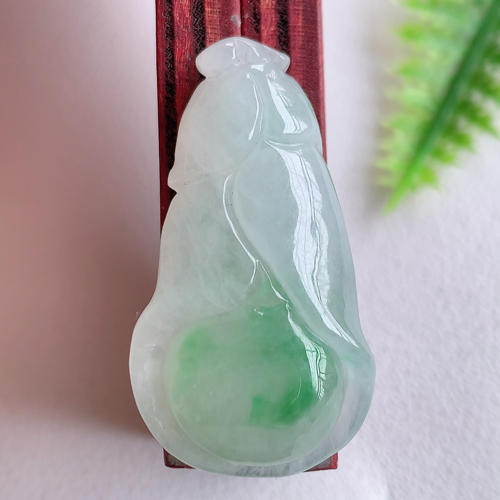 冰润飘花白菜吊坠  玉质细腻，巧雕白菜，叶脉纹理细密，饱和紧密;茎叶粗壮有力，白菜”音通“百财”，“玉”通“遇”，合起来就是“遇百财”之意，寄予事业生活中财源广进，一帆风顺 W357.22尺寸：34.5-18.5-7.6mm