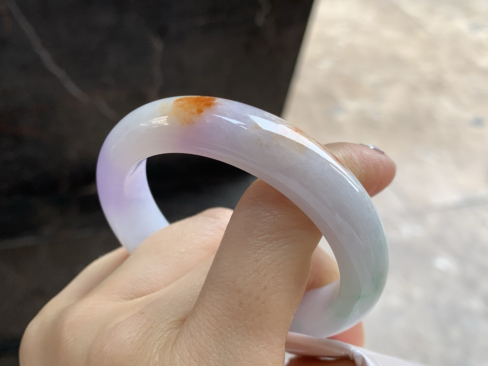 51.5-12.3-8.4

细糯特色手镯^_^底子细腻 有特色～