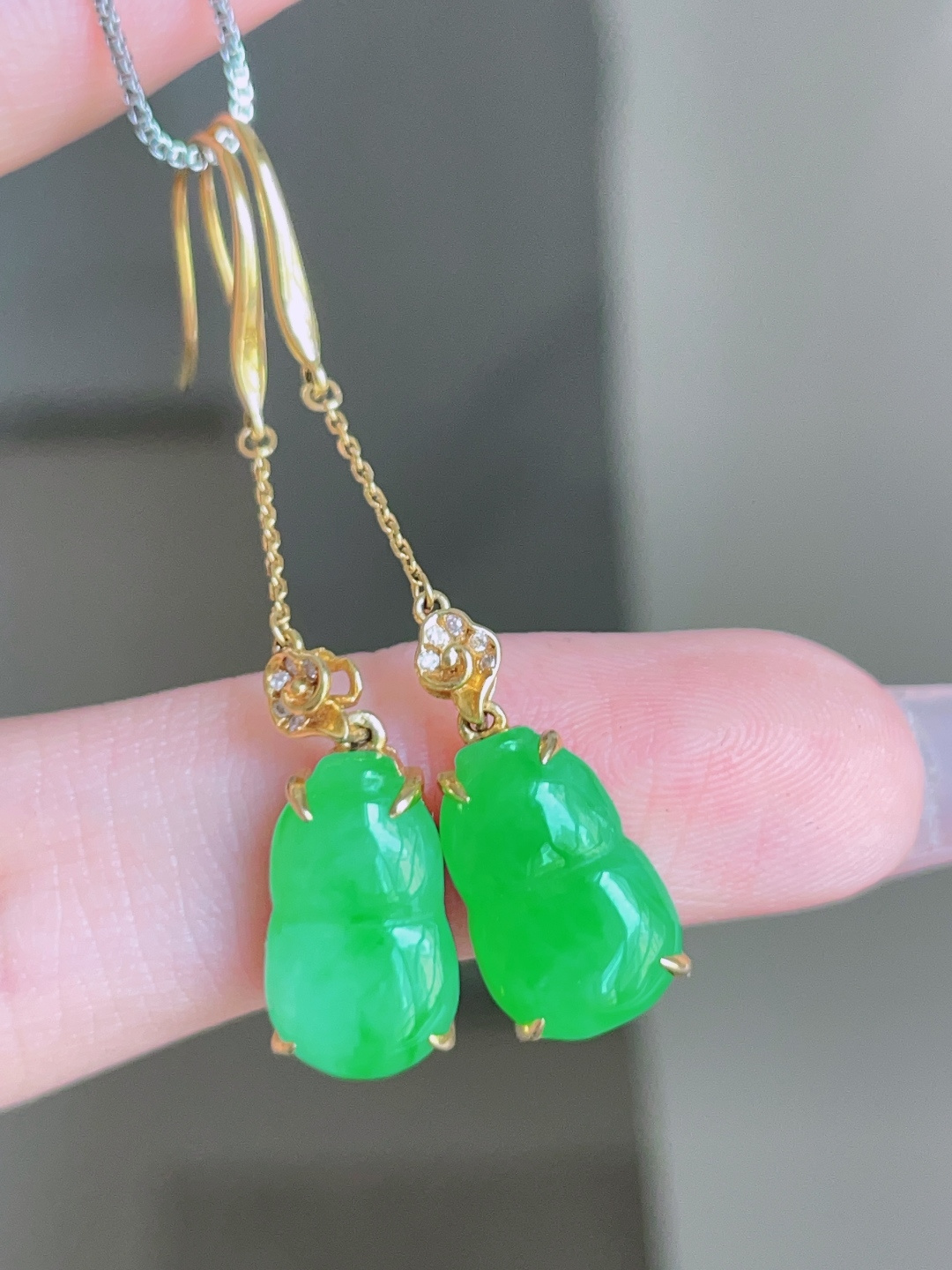️ 冰阳绿葫芦耳坠，色泽鲜艳，种老水润，18k金镶嵌 44.1/8/5.9