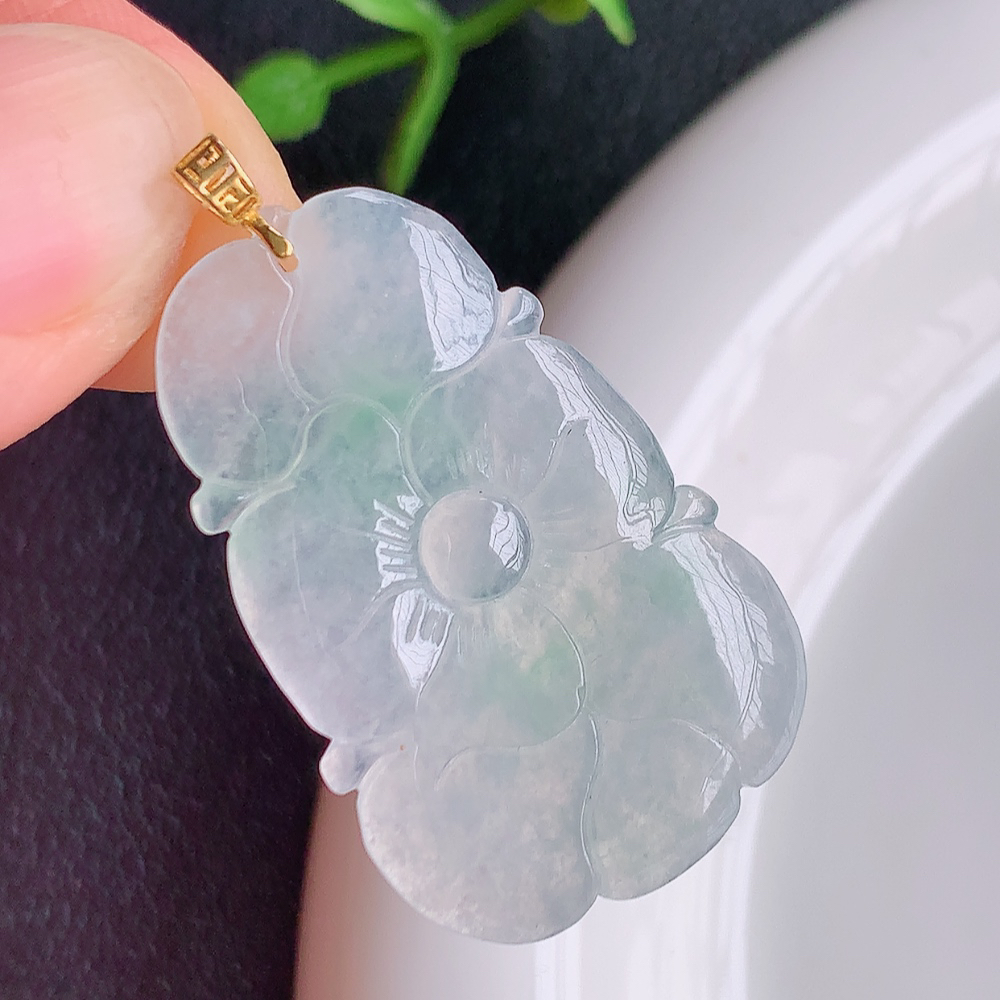 18k金扣冰润飘花荷叶吊坠  荷叶花开富贵，水为财，愿人生如鱼得水”俏色巧雕，清秀高雅，线条流畅优美，颜色靓丽，佩戴效果优雅迷人！性价比超高！W  449.22尺寸：33.5-21.8-3.2mm