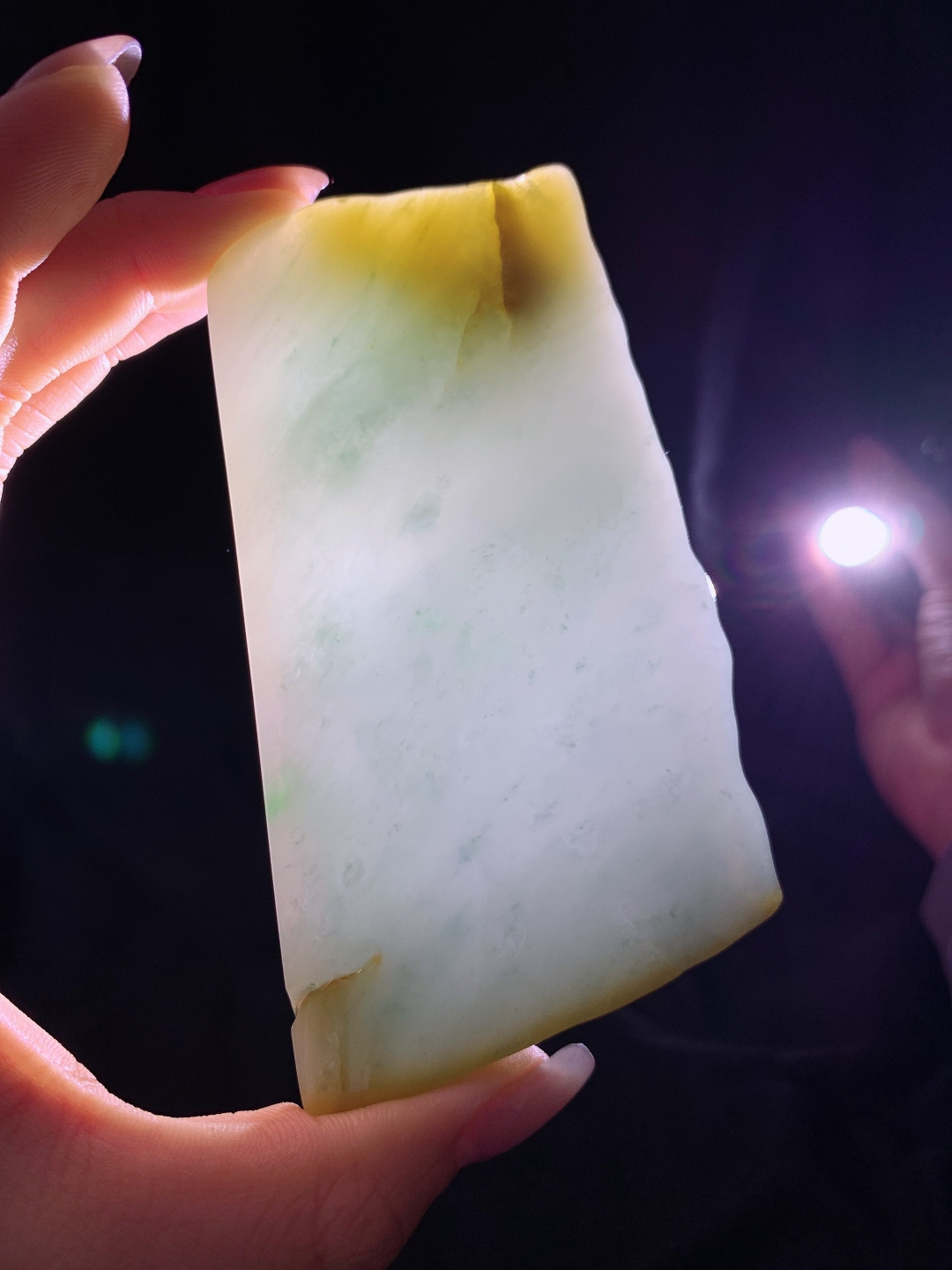 ️冰黄翡/冰晴水牌子料/片料/板料/特色料，可做牌子、人物、山水、动物、花件……等推荐参考，101.2/55/7，102.9克，材料优选，晴水生烟色，黄翡凝暖光。这方冰黄翡料，如将暮春的晴光与浅金融于玉间，冰润的底色漾着远山淡青，边角的暖黄似夕照落溪，清润中带着温柔的暖意，将山野晨昏的灵秀，都凝于这一方方寸之间。