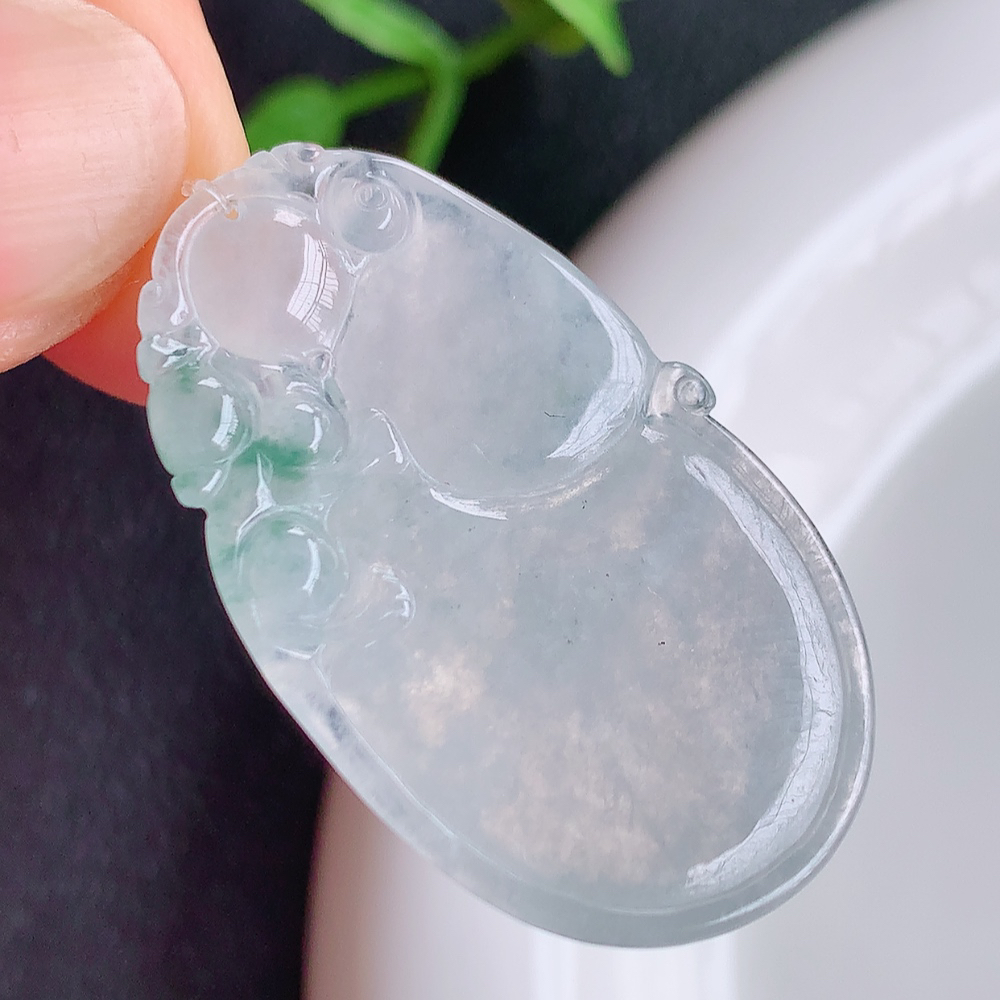 冰润精雕灵猴献瑞翡翠挂件  寓意“灵猴献瑞，多福多寿”天然特色冰绿料子，俏色巧雕，大件厚装，如此好看，如此美丽～遇到是缘，拥有是福，佩戴效果优雅迷人！无纹裂，性价比超值！W449.22尺寸：36.5-21.8-4.5mm