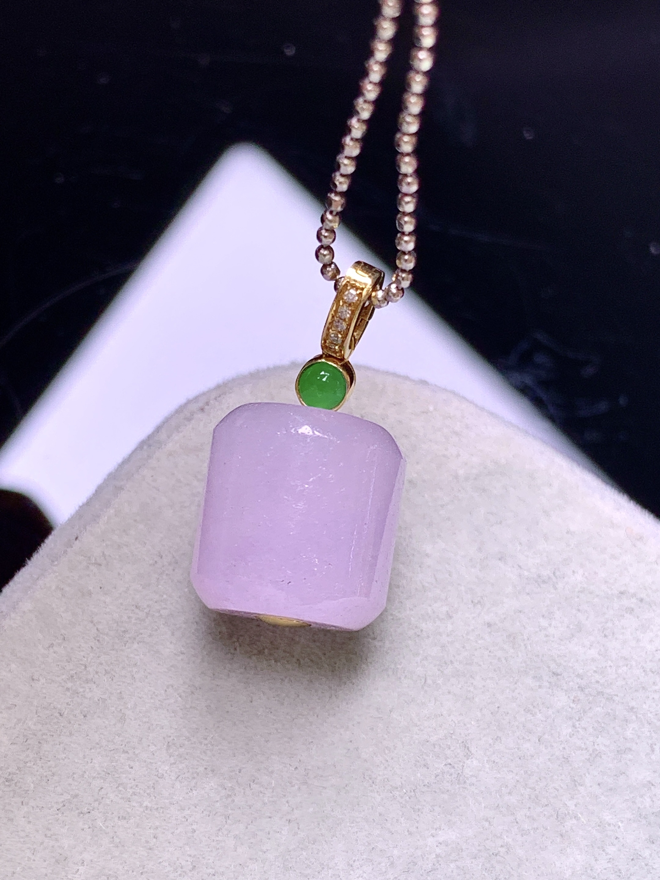 18k金钻镶嵌紫罗兰路路通吊坠 玉质细腻 色泽艳丽清新 水润亮眼 整体尺寸19.6*10.2*10.5b1