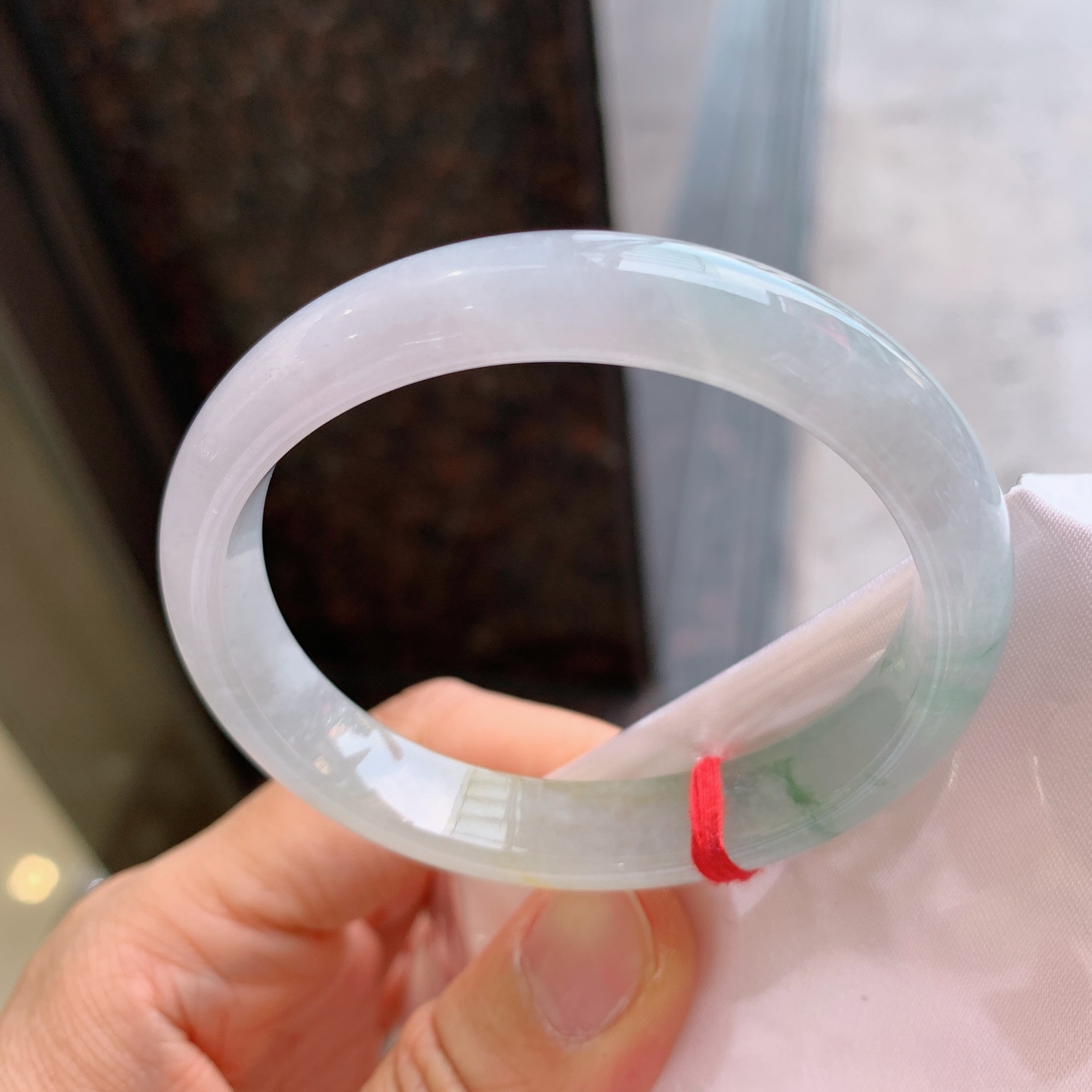 贵妃冰黄翡飘花，有纹，尺寸：55/48/11.4/7，冰润