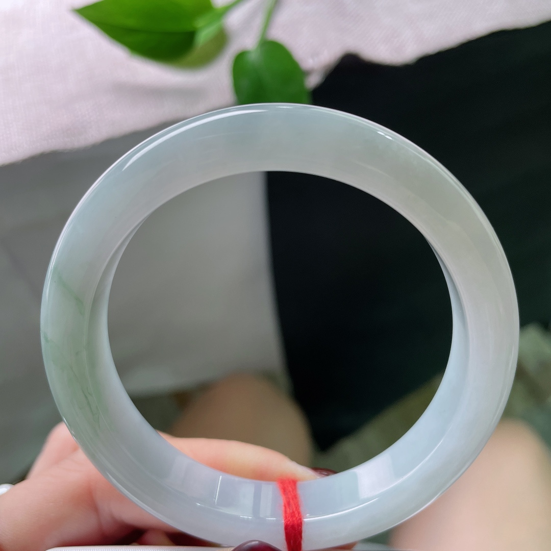 55.7/11.8/8.2绿底正圈，水润细腻，清新简约大方，无裂，ss51588a