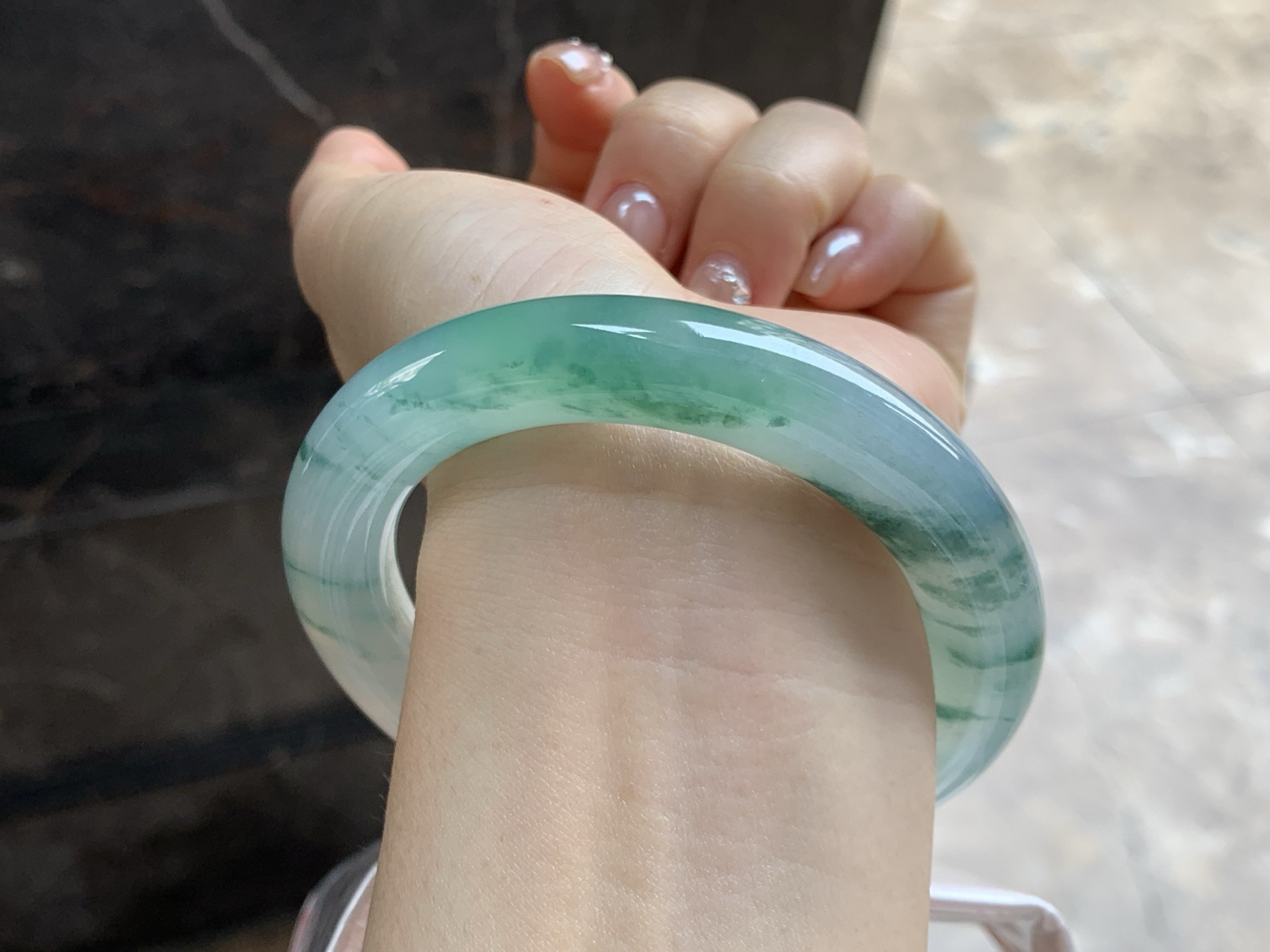 57.5-11.4

飘绿花圆条手镯^_^底子细腻干净 绿花点缀