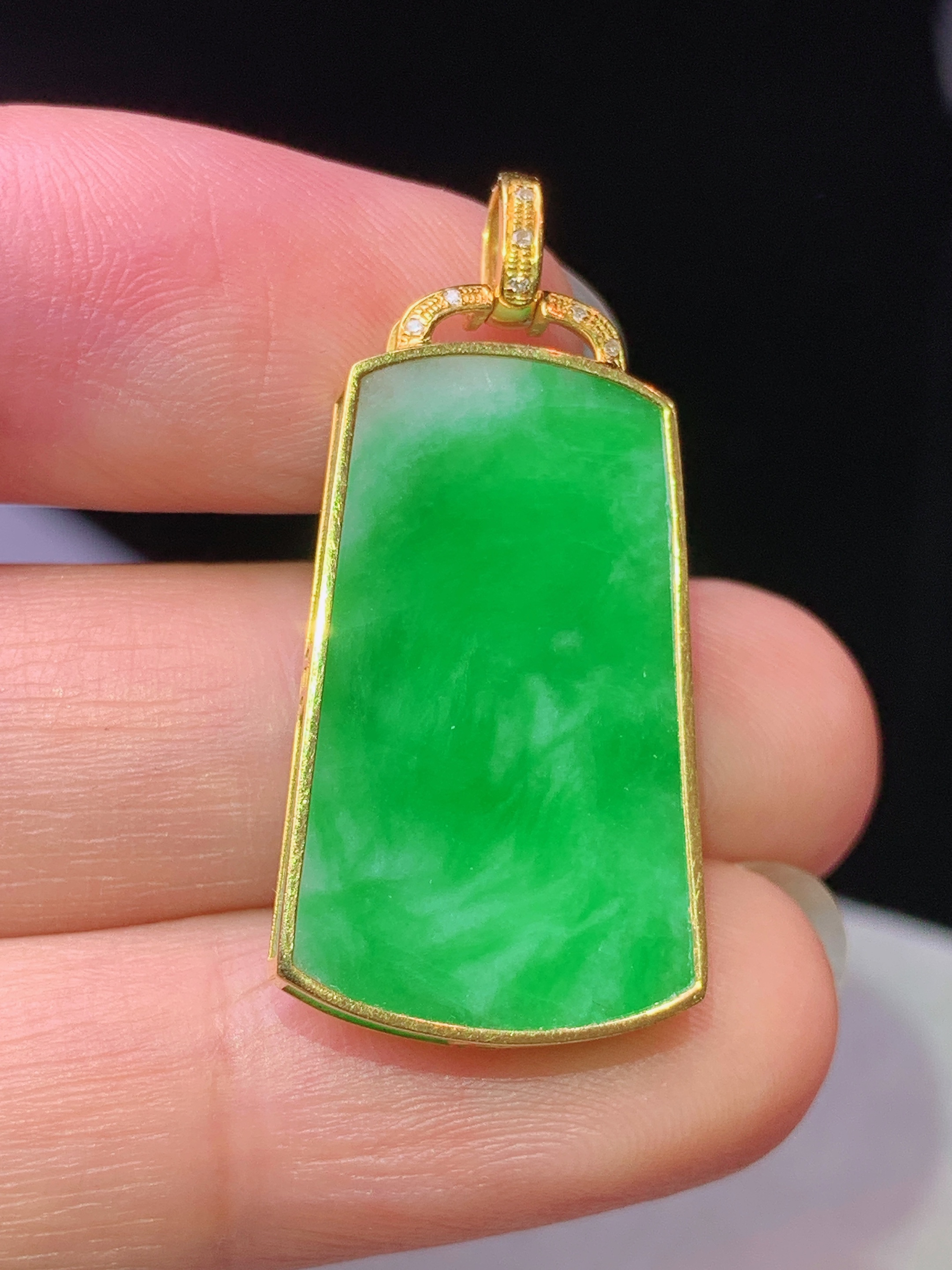 18k金钻镶嵌阳绿无事牌吊坠 玉质细腻 色泽艳丽清新 水润亮眼 整体尺寸32.2*15.5*2.8L