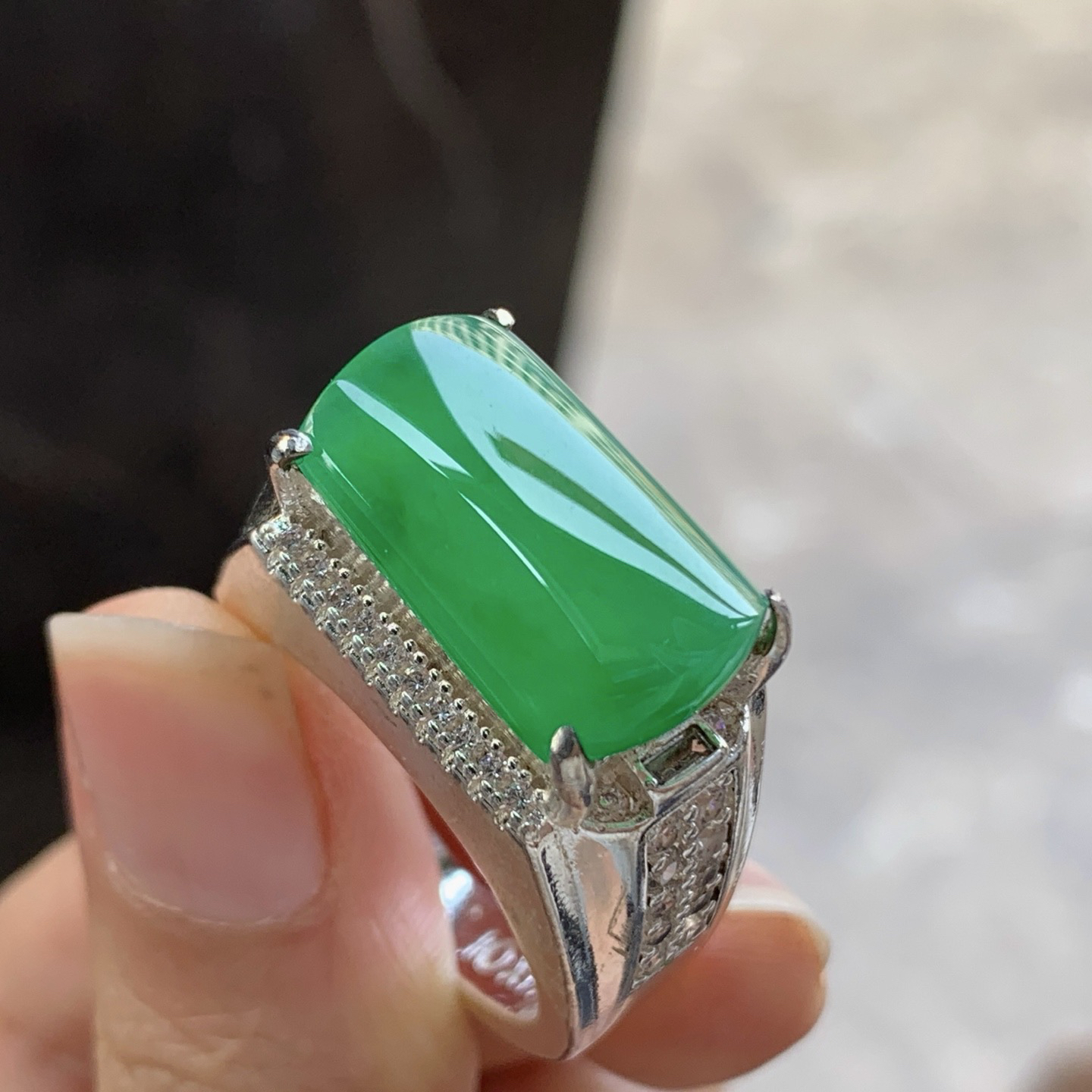 铜托辣绿色马鞍戒指^_^鲜艳