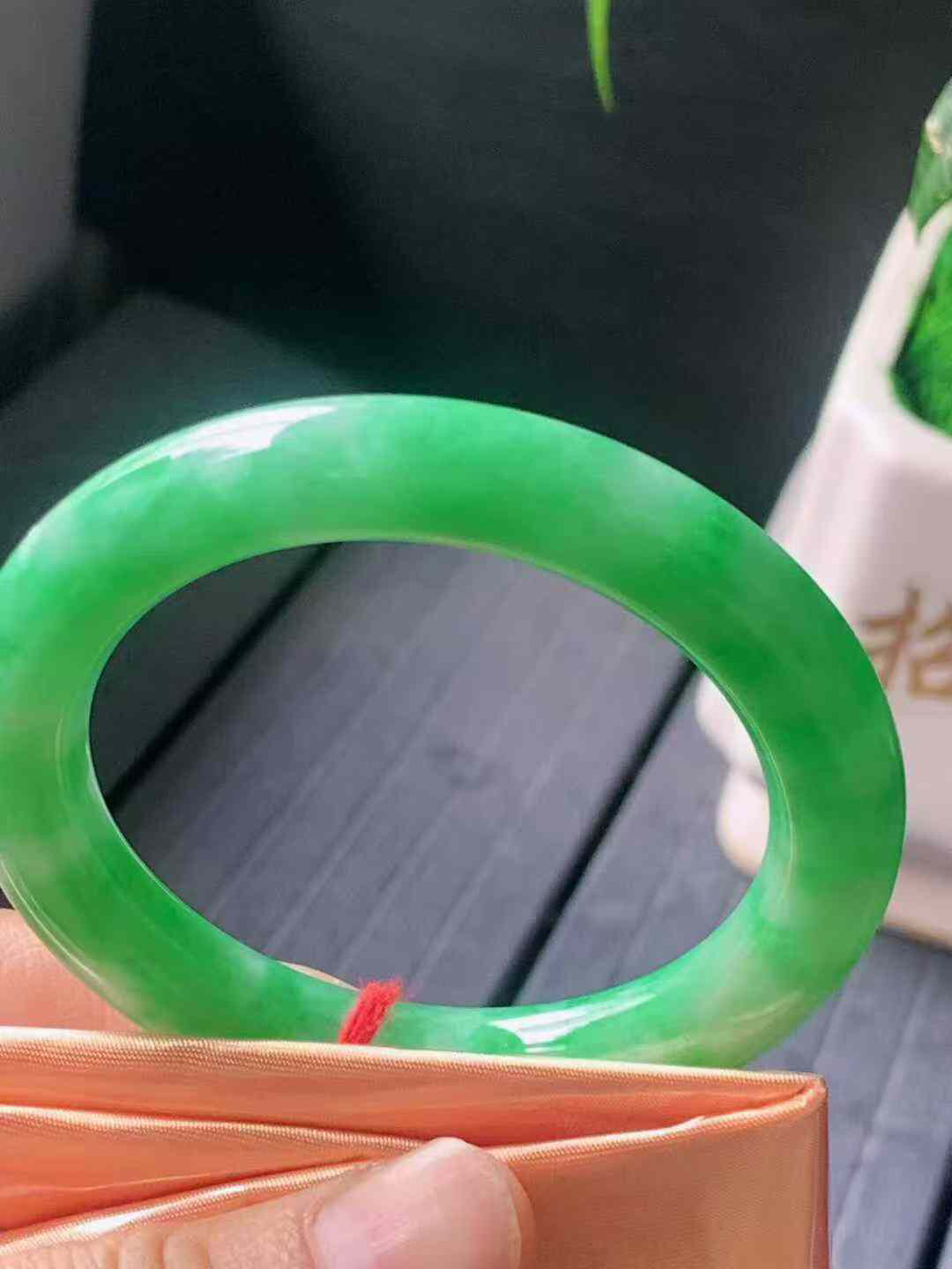 【翡翠名称】冰润飘阳绿50.8圈口圆条手镯
【翡翠尺寸】50.8/9.4/9.4mm适合52-53正