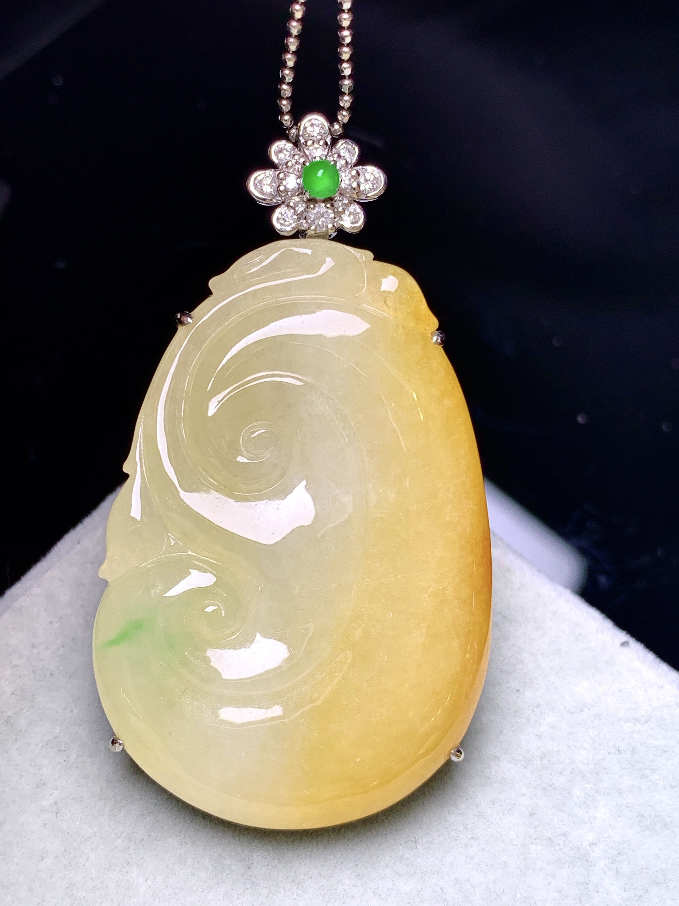 18k金钻镶嵌黄翡如意吊坠 玉质细腻 色泽艳丽清新 水润亮眼 整体尺寸47*26*6.5b1