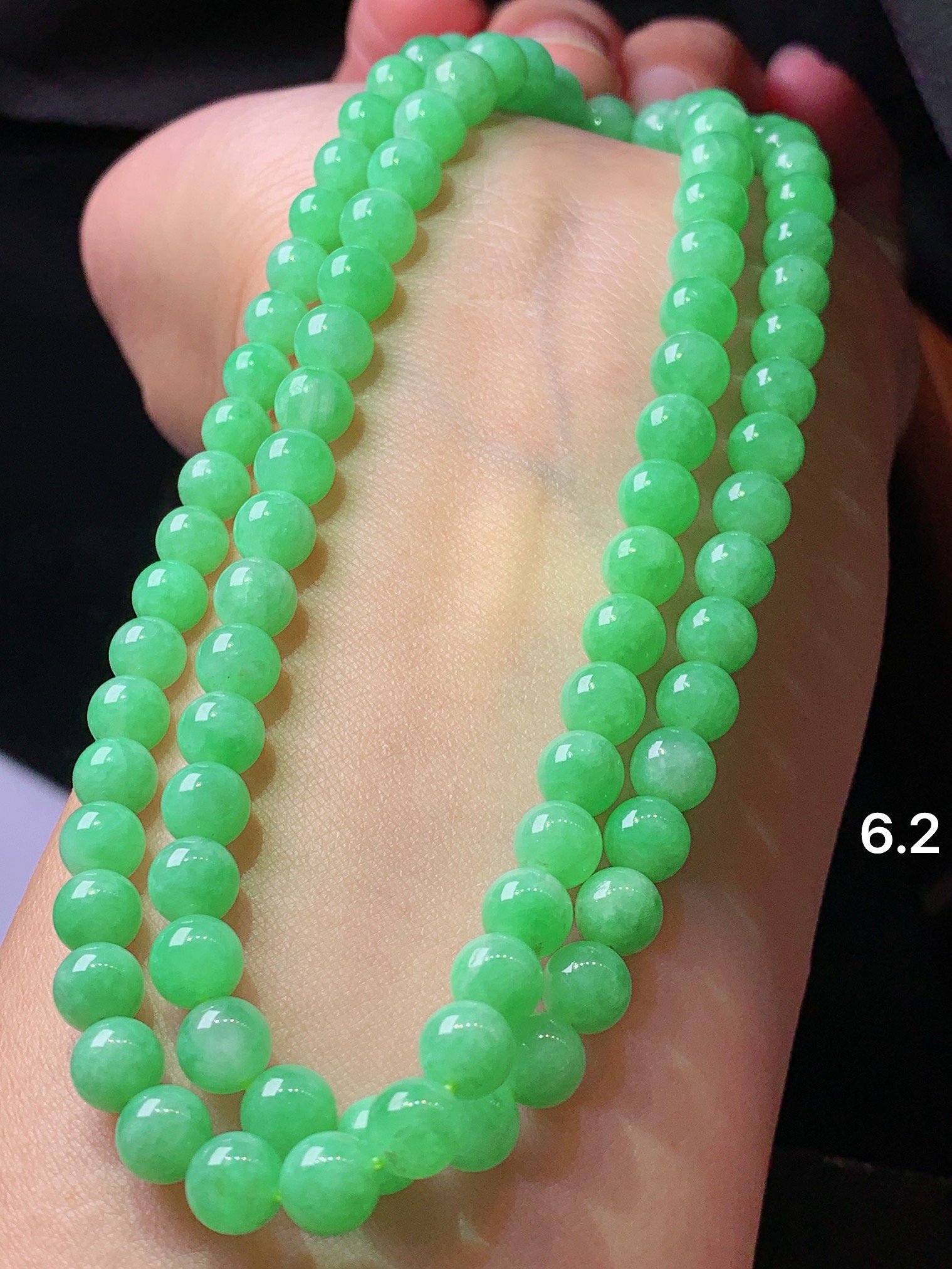 果绿圆珠项链 玉质细腻 色泽艳丽清新 水润亮眼 整体尺寸6.2p1