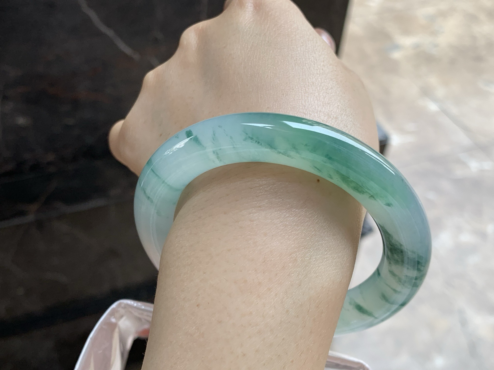 57.5-11.4

飘绿花圆条手镯^_^底子细腻干净 绿花点缀