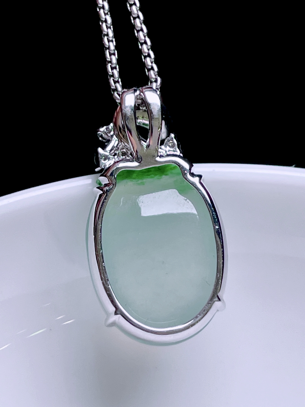 冰飘绿花福瓜 
花色灵动，种老起光饱满，18k金镶嵌
整体：24/12.8/9.3
裸石：17/12.8..