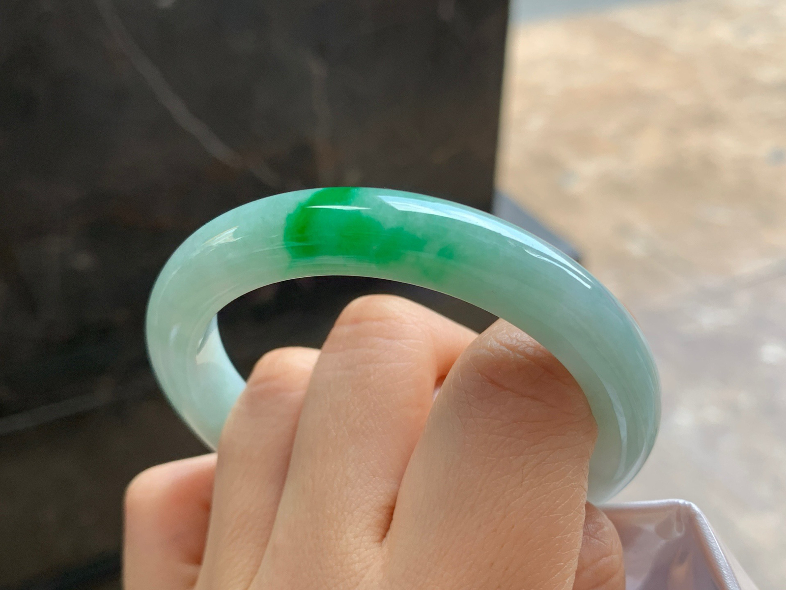 53-9.5-8.1

带色手镯^_^玉质温润