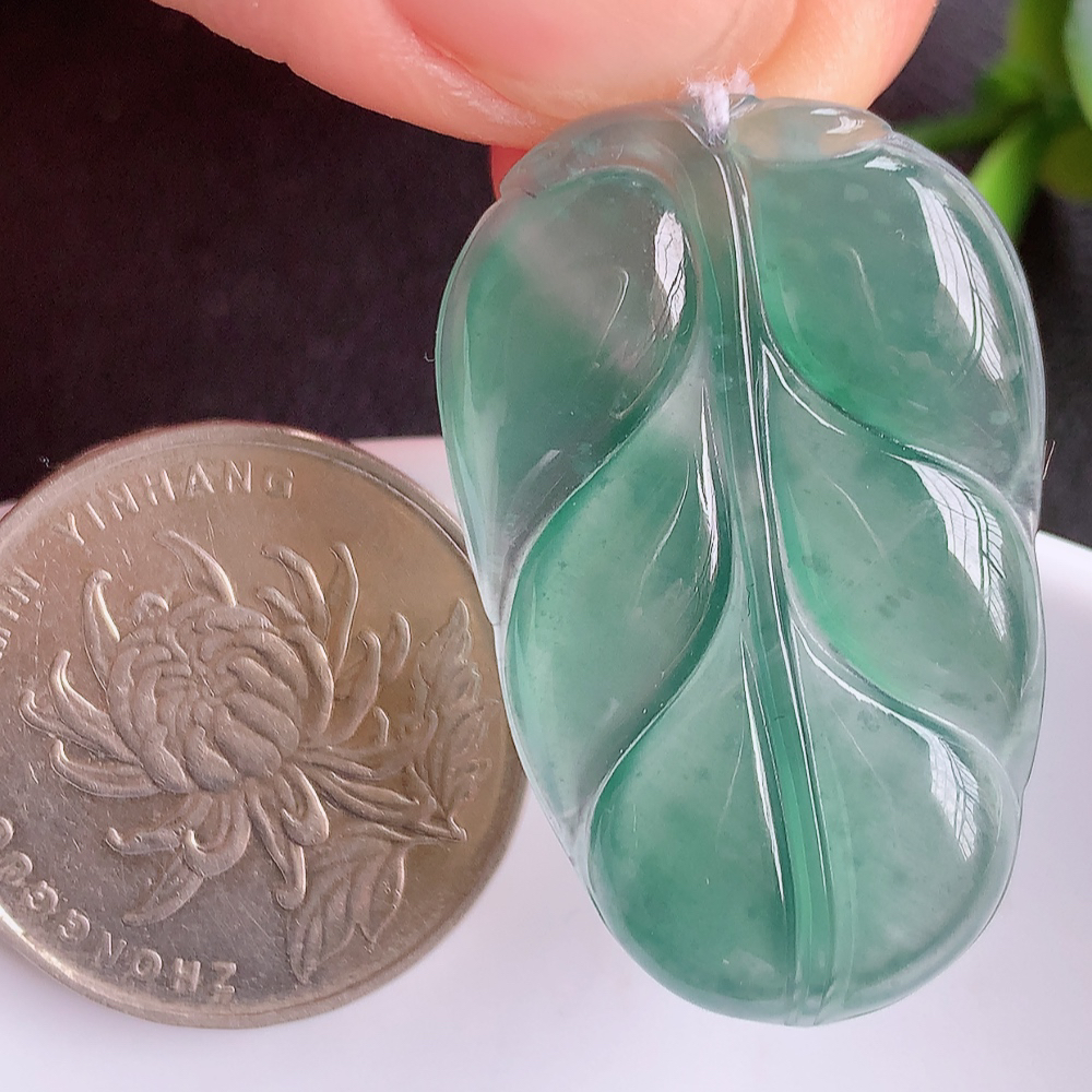 冰润金枝玉叶翡翠吊坠  寓意“金枝玉叶，大业有成，一夜成名”  饱满大气，水润通透。W1415.22尺寸：34.1-19.5-3.7mm