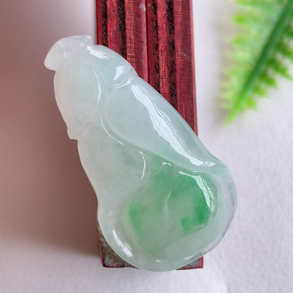 冰润飘花白菜吊坠  玉质细腻，巧雕白菜，叶脉纹理细密，饱和紧密;茎叶粗壮有力，白菜”音通“百财”，“玉”通“遇”，合起来就是“遇百财”之意，寄予事业生活中财源广进，一帆风顺 W357.22尺寸：34.5-18.5-7.6mm