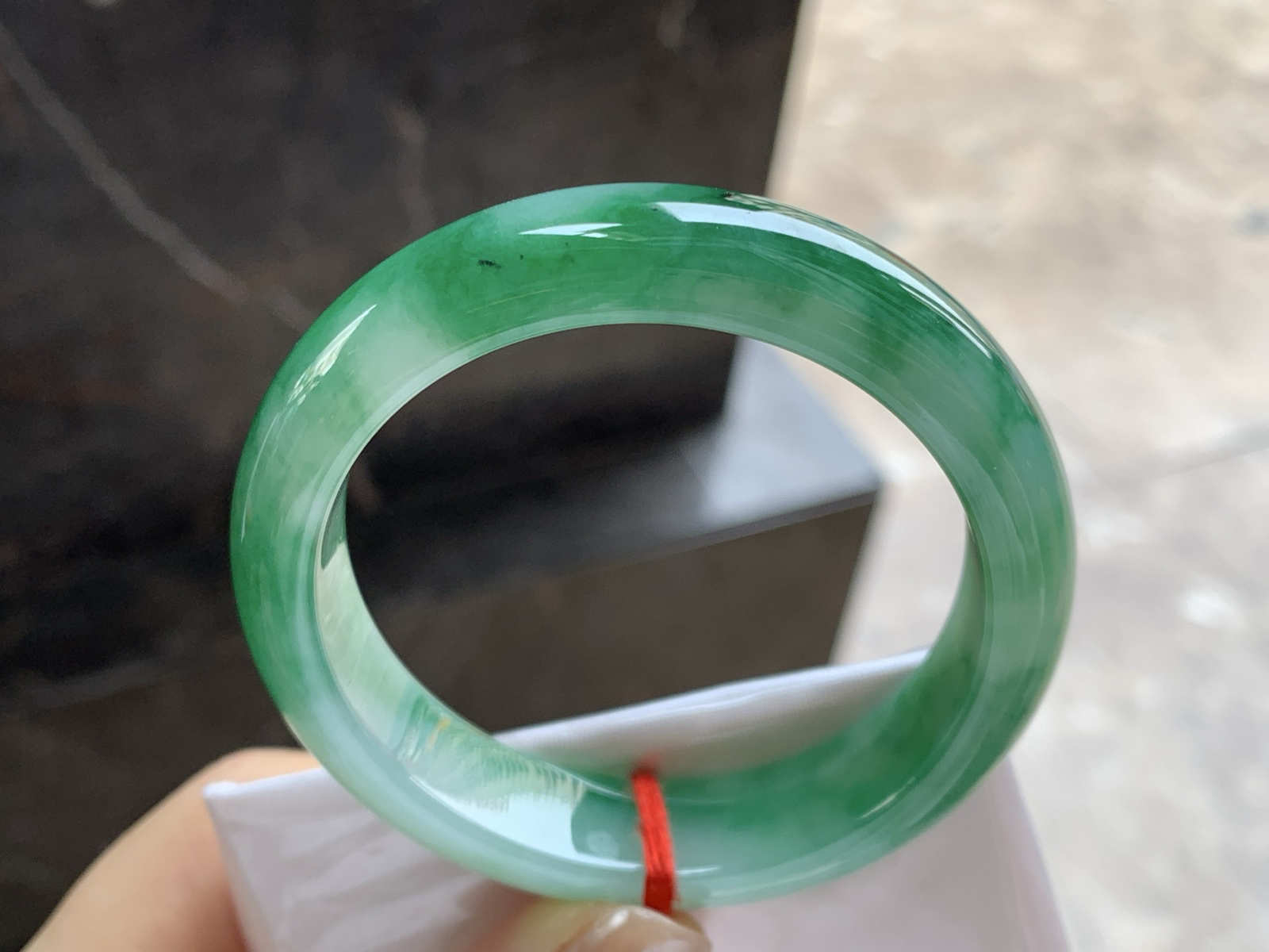 52-12.7-8

辣绿色手镯^_^底子细腻 绿色浓郁大气