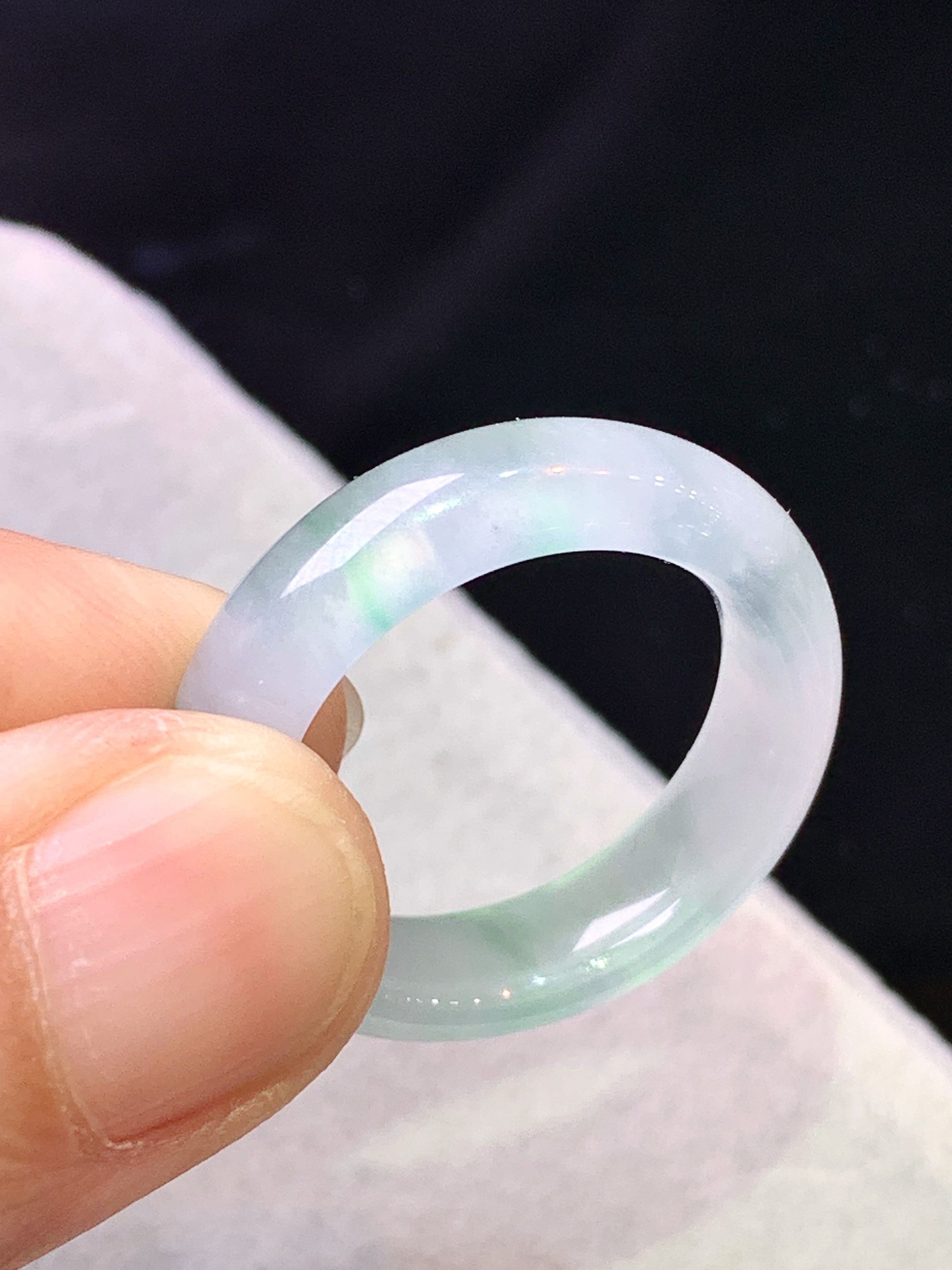 冰种飘绿平安环吊坠 玉质细腻 色泽艳丽清新 水润亮眼 圈口17 整体尺寸25.6*5.6*3.8c1