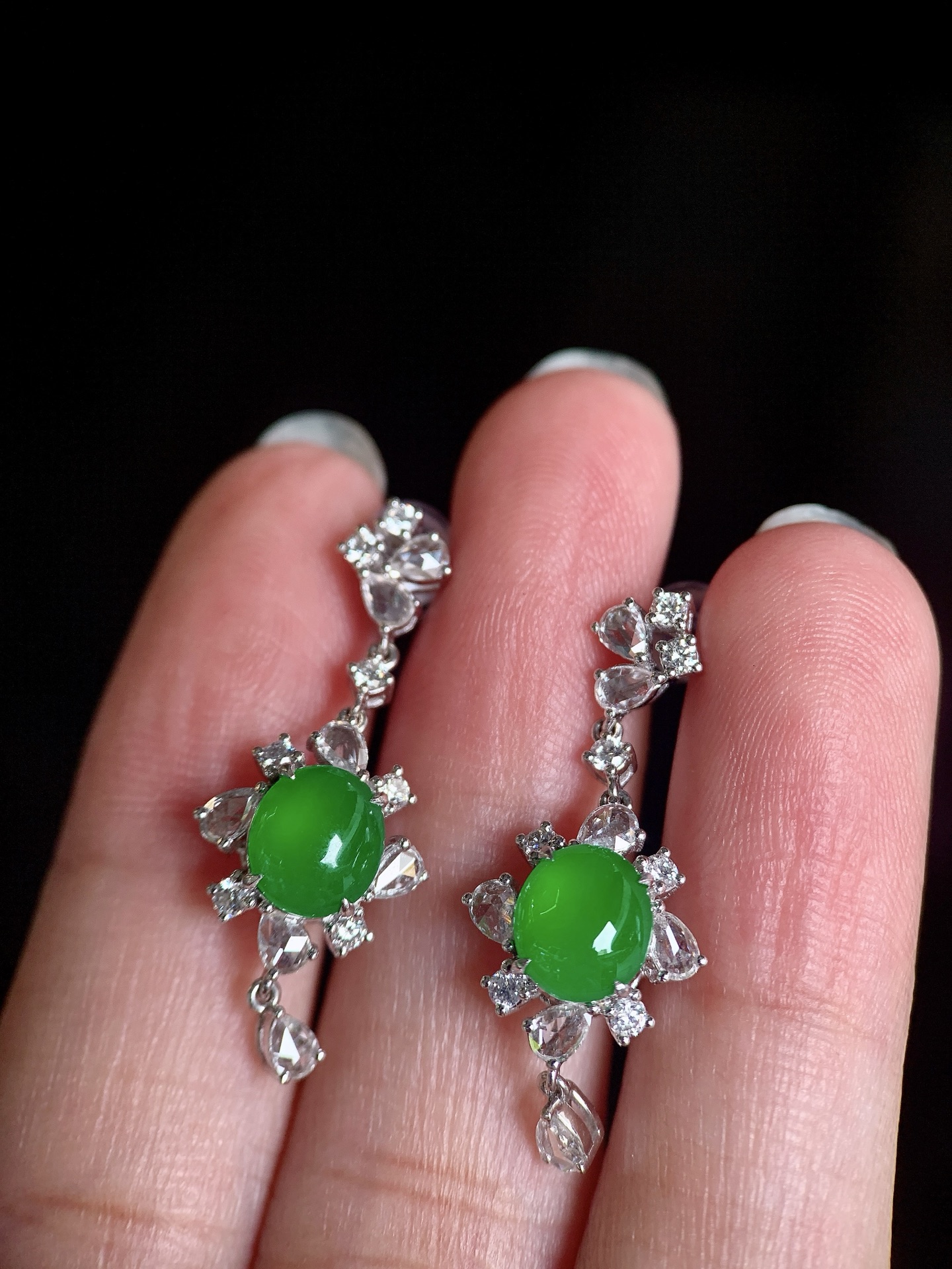 ️ 18k金镶嵌绿蛋面耳坠，灵动摇曳，诠释东方雅致，尺寸30.2×12×6.5，裸石7.3×7×2.4