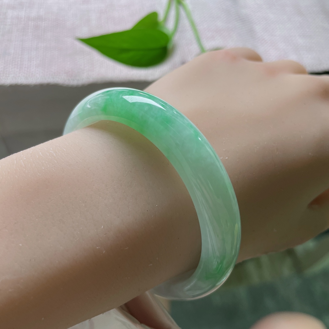 54.2/11/7.4飘绿正圈，水润，翠色鲜活，灵气逼人，俏丽若三春之桃，有棉线，ss51280a