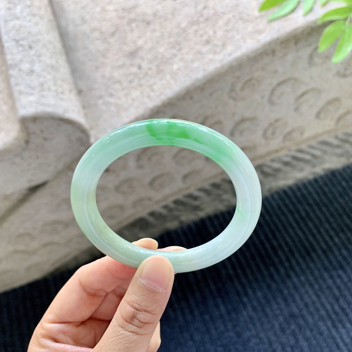 圆条53 54，圈口54/8.7/9，编码BA080471，描述飘绿，水润，种老，细腻，打灯有棉线