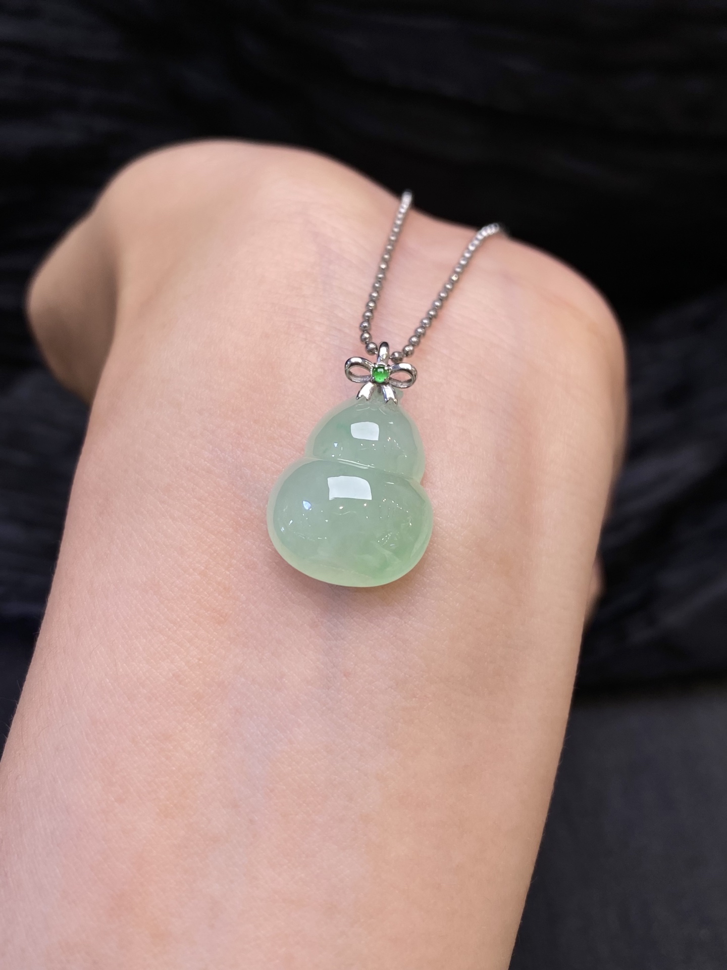 冰果绿葫芦吊坠·金，整·22.5/14.9/7.4mm，裸·18.6/14.9/7.4mm