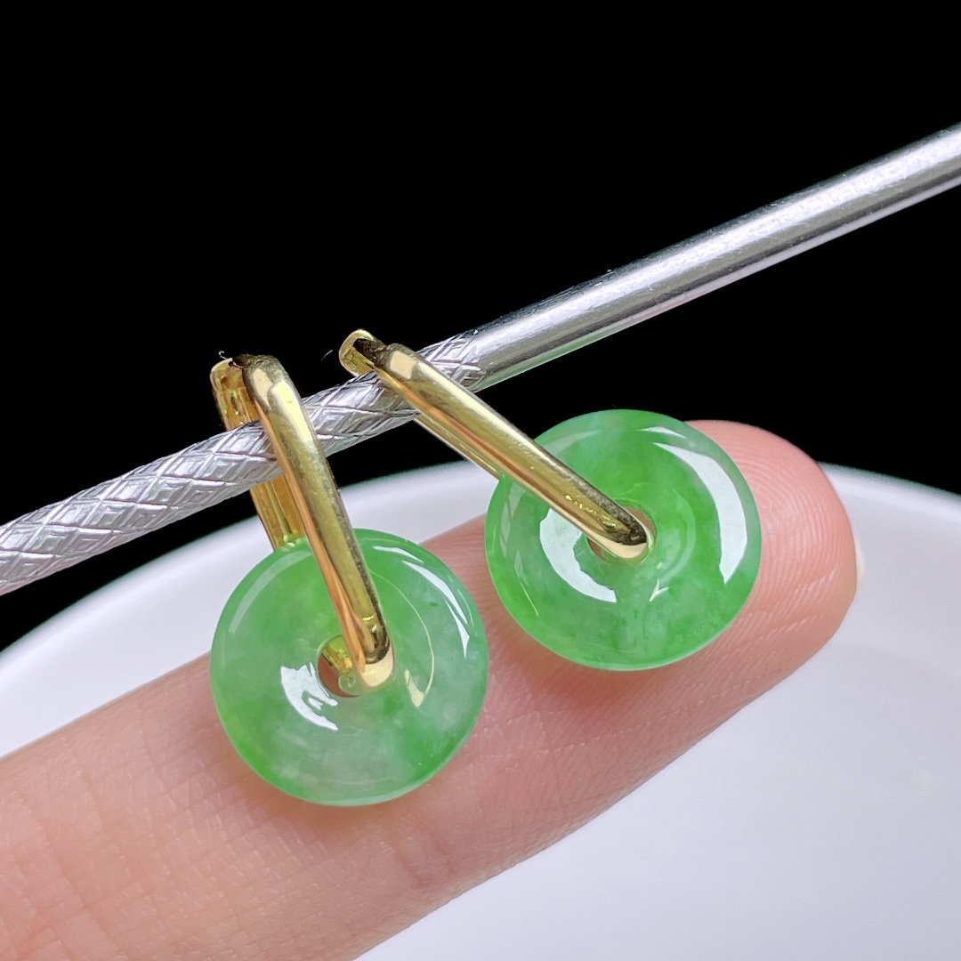 ️ 冰阳绿甜甜圈耳坠，色泽浓郁，种老水润，18k金镶嵌：20，裸石：11.8/2.6