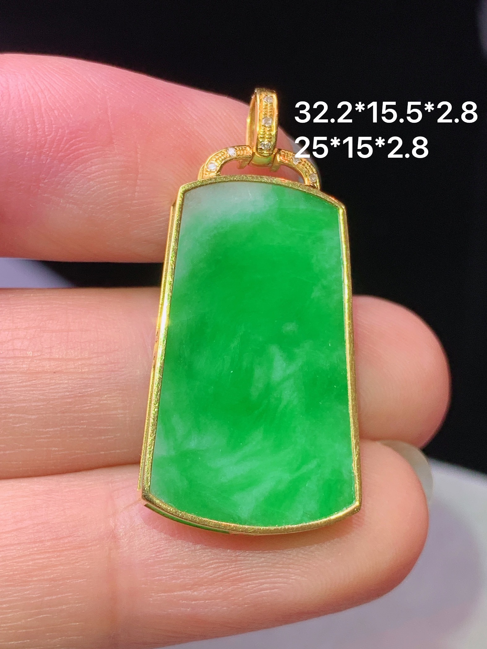18k金钻镶嵌阳绿无事牌吊坠 玉质细腻 色泽艳丽清新 水润亮眼 整体尺寸32.2*15.5*2.8L4