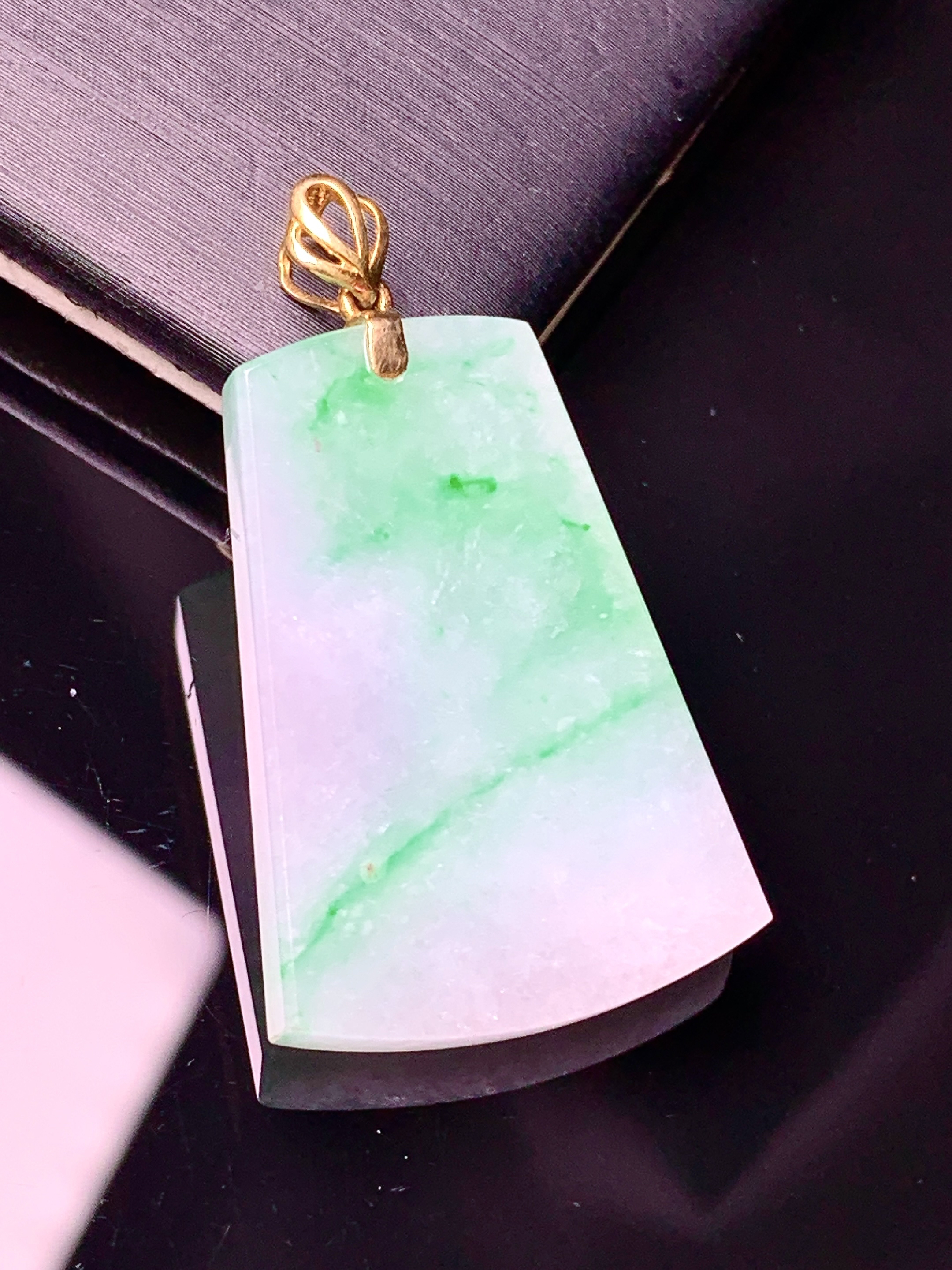 18k金钻镶嵌飘绿无事牌吊坠 玉质细腻 色泽艳丽清新 水润亮眼 整体尺寸35*20*3.8L4