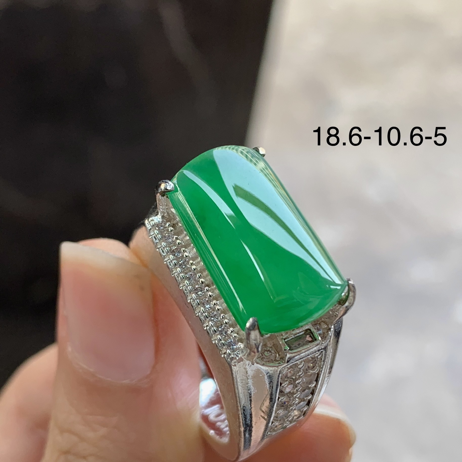 铜托辣绿色马鞍戒指^_^鲜艳