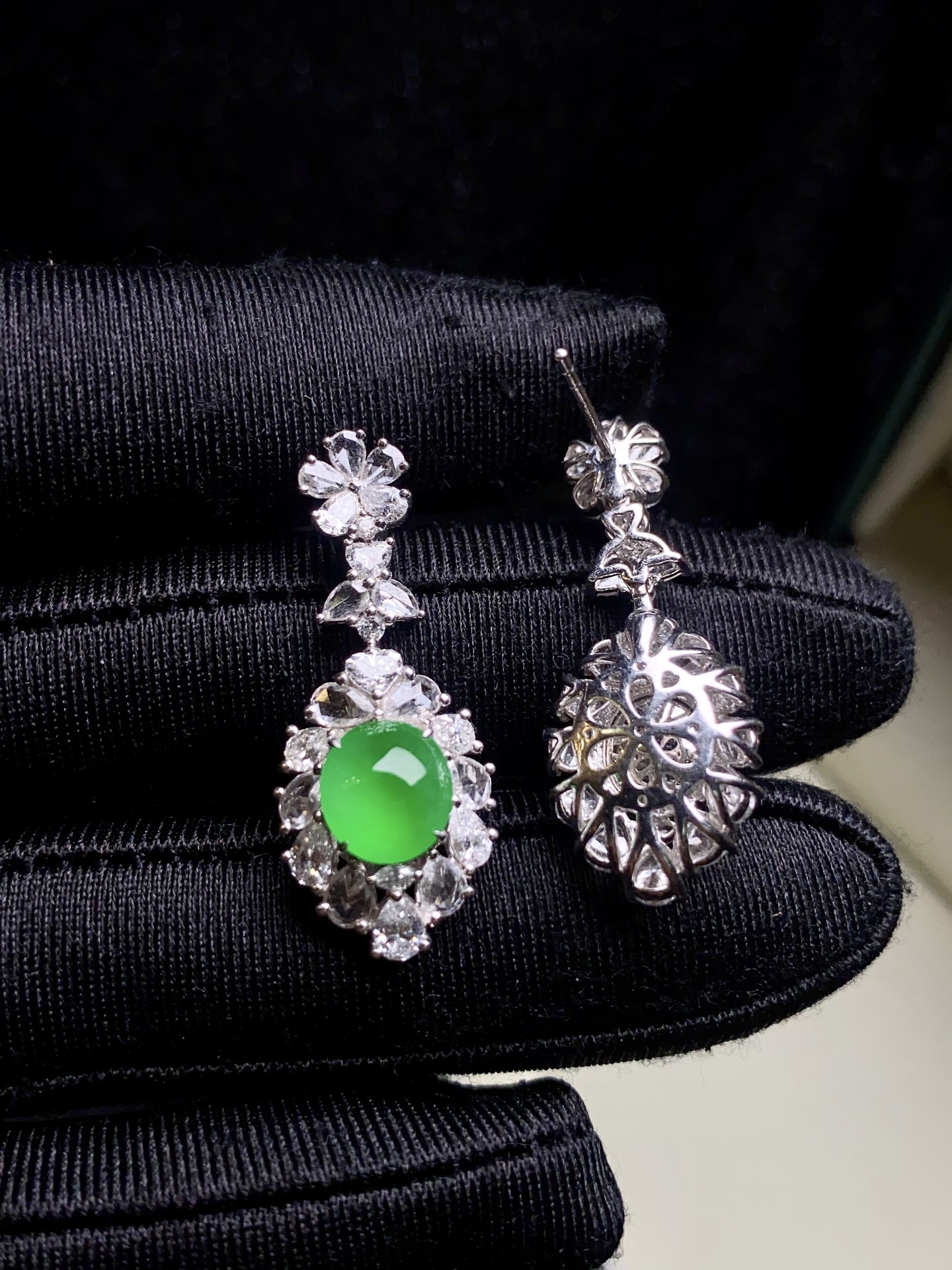 ️阳绿 蛋面耳坠，18k金镶：31.1*13.1*8.8，裸石：7.1*7.2*3.8