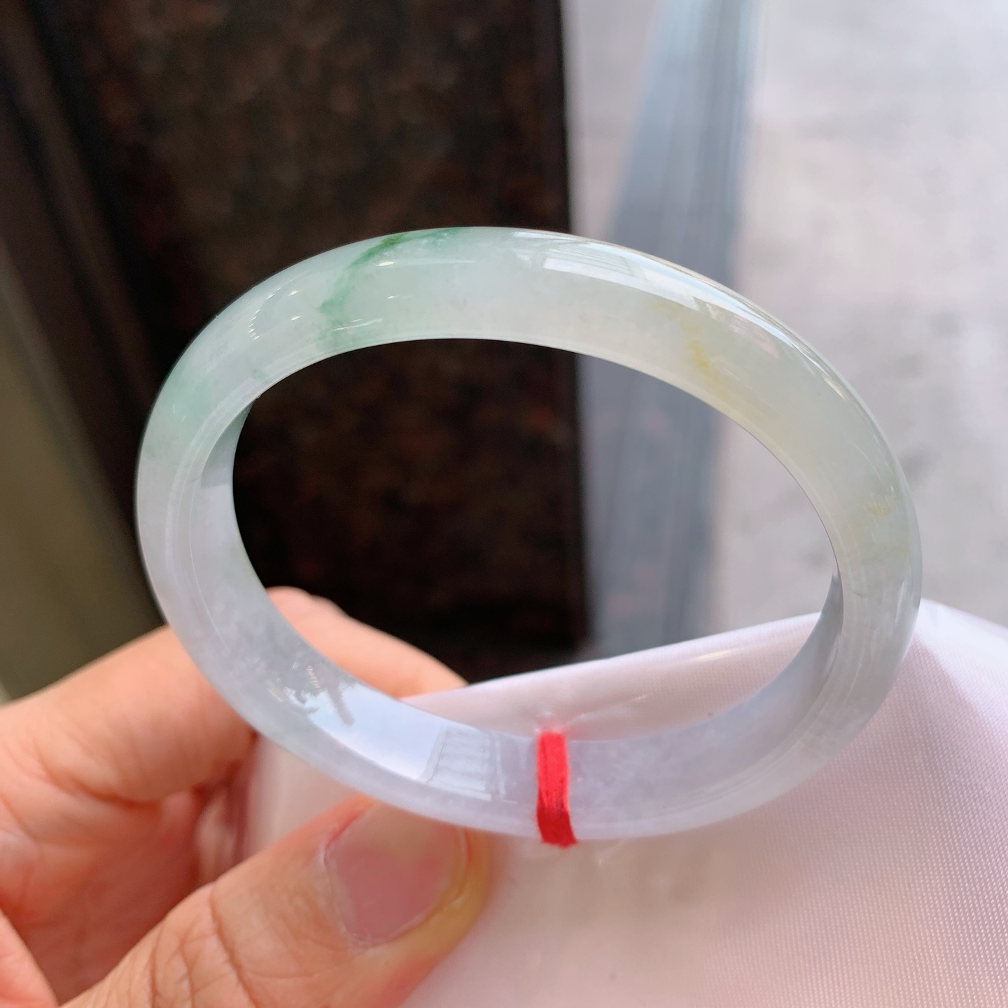 贵妃冰黄翡飘花，有纹，尺寸：55/48/11.4/7，冰润