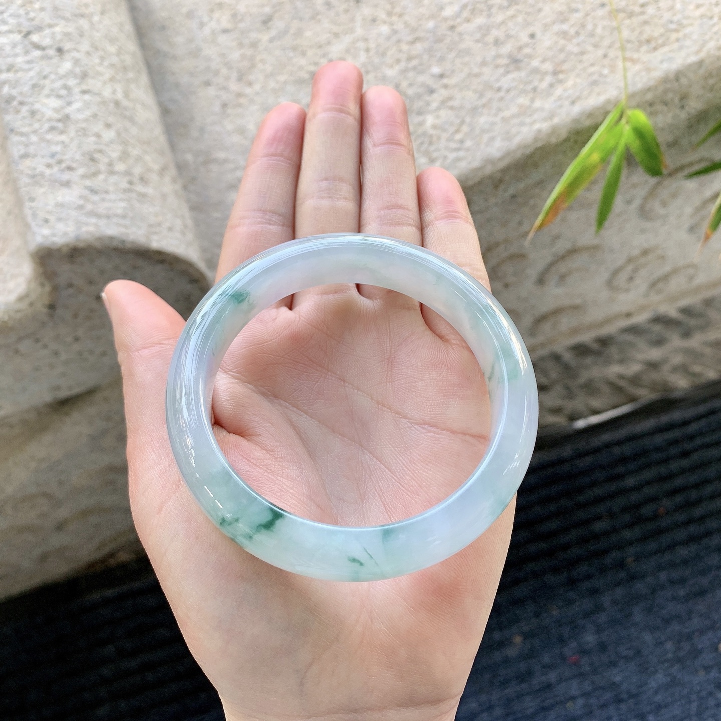 正圈57 58，圈口57.4/13.3/8.5，编码FL081258，糯冰飘花，水润，种老，细腻，打灯有絮线