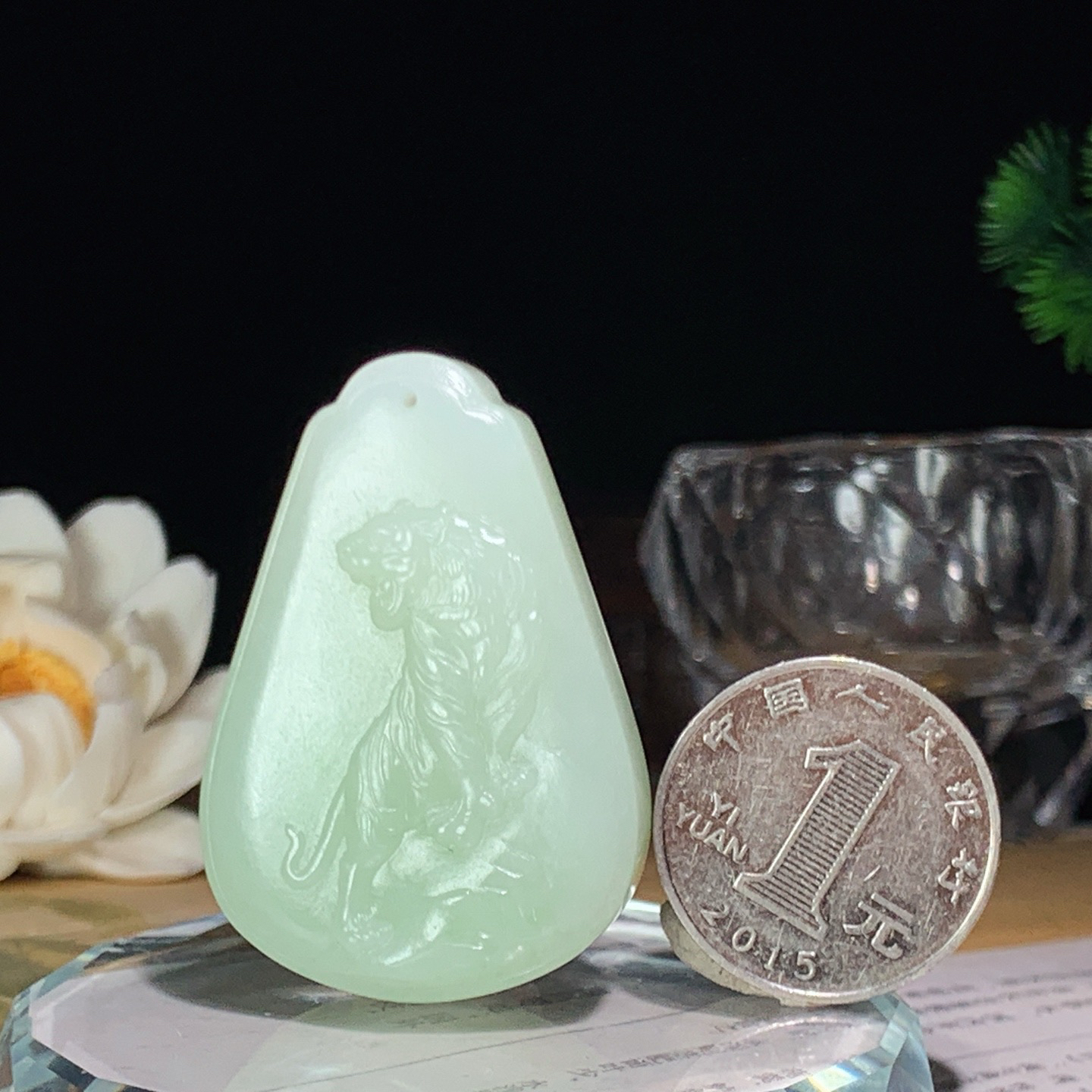 和田玉青海翠青上山虎挂件。尺寸46/32/12重34.5克，玉质细腻油润 脂粉好，品质好！lt260425