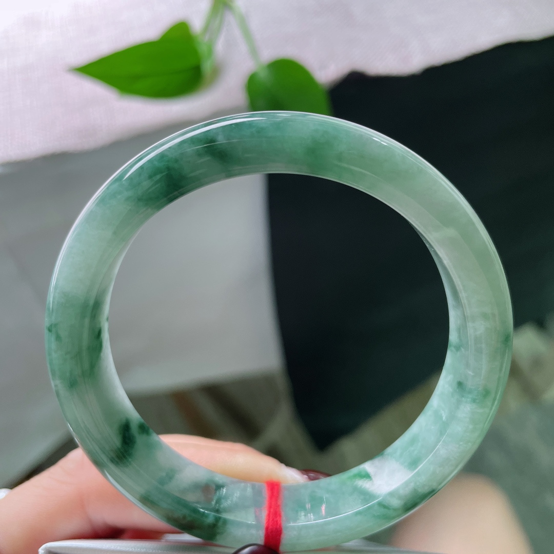 57/12.3/7.8，飘花正圈，水润细腻，佩戴沉稳内敛，不失大气婉约，无裂，ss51334a