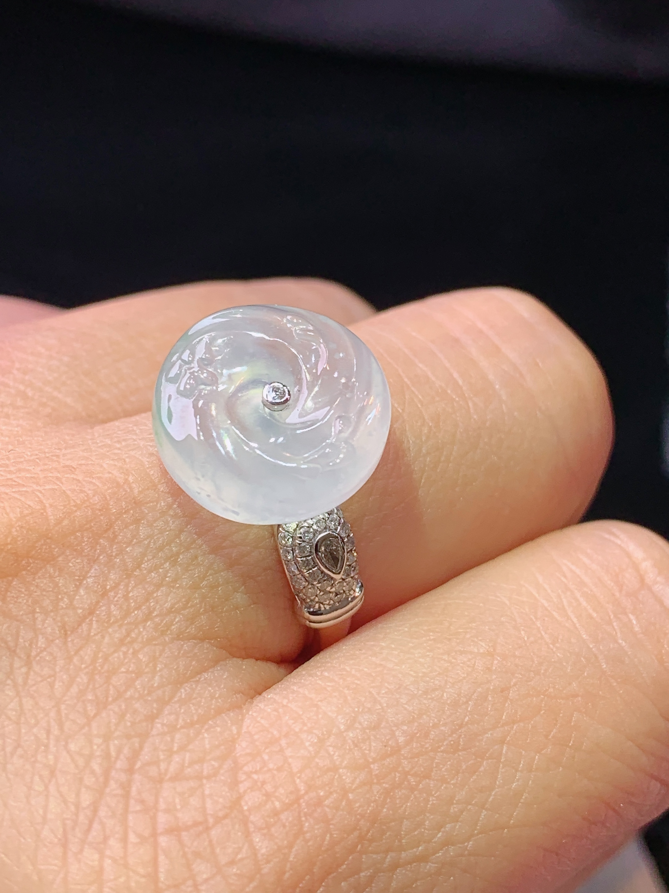 18k金钻镶嵌冰种平安扣戒指 玉质细腻 色泽艳丽清新 水润亮眼 圈口14 整体尺寸14*5.8m5