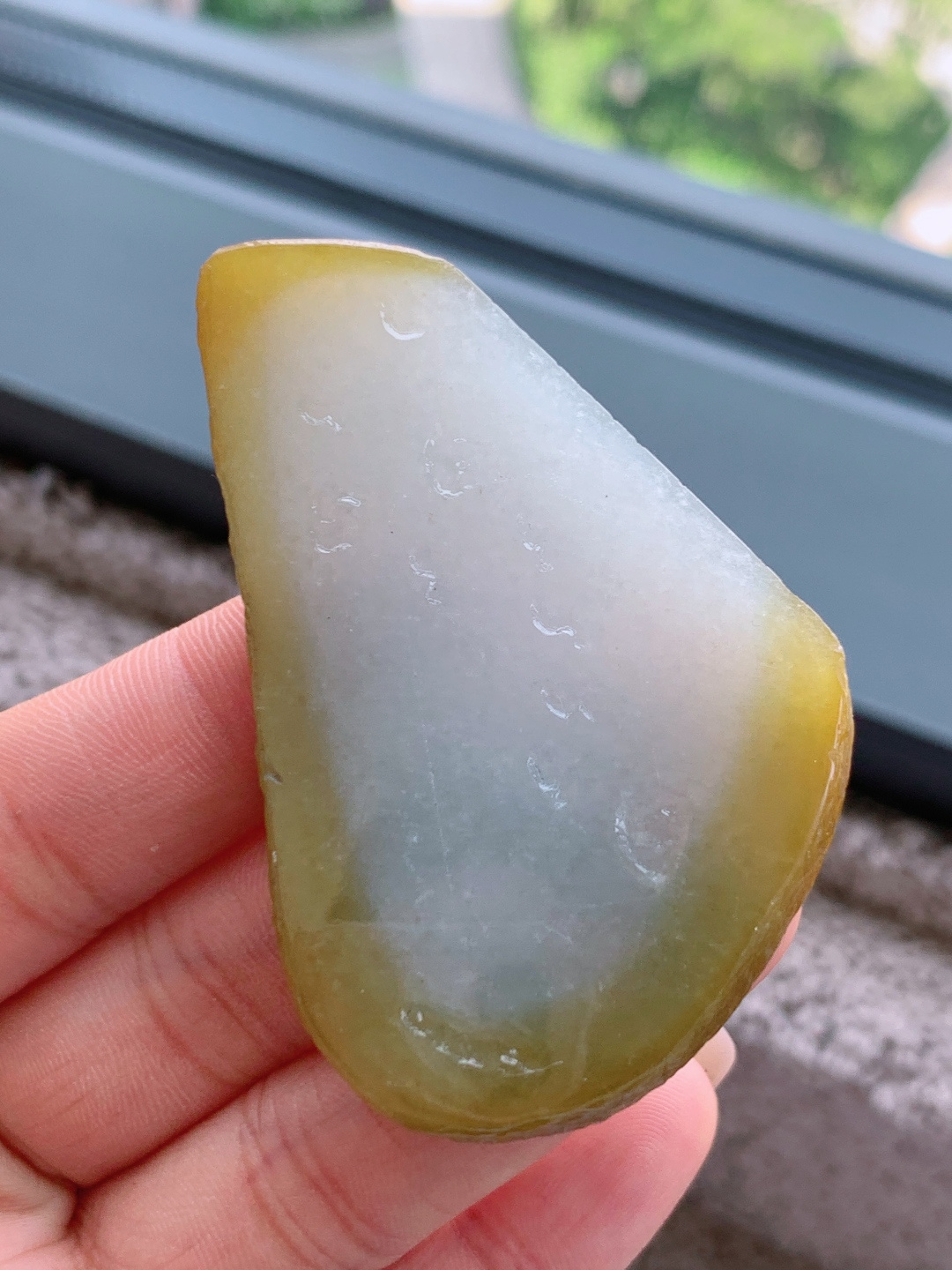 ️冰黄翡/牌子料/片料/板料/特色料，可做牌子、人物、山水、动物、花件……等推荐参考，64.5/42.6/6.3，38.4克，霜凝冰魄里，暖染玉脂边。如将初雪融于溪畔，又落一抹夕照染边，这方冰黄翡料自带清冷与暖柔交织的禅意。冰底莹润似霜，边缘的暖黄似落日轻吻溪岸，清宁中藏着温柔暖意，将山野晨昏的意趣凝于方寸之间。