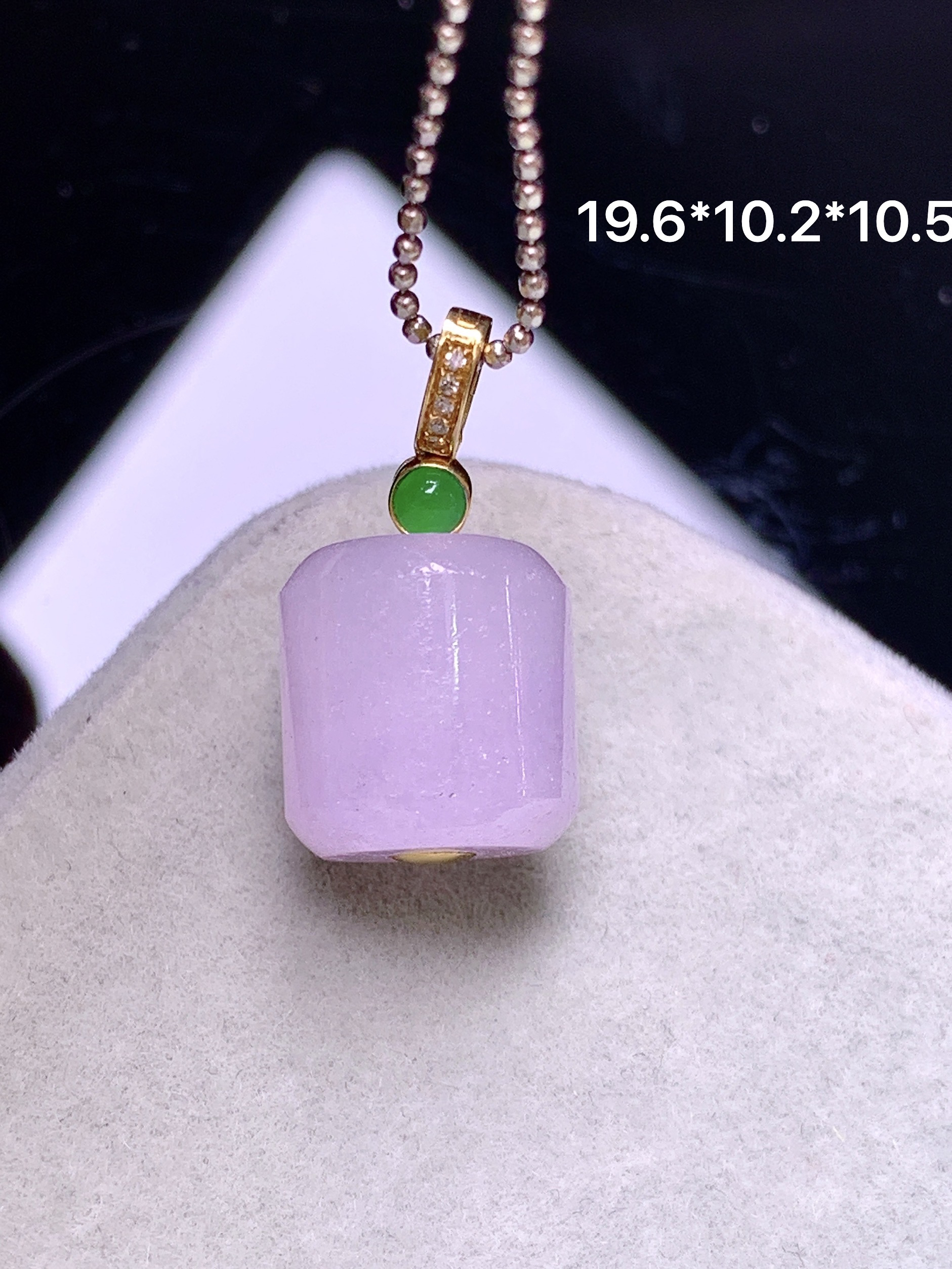 18k金钻镶嵌紫罗兰路路通吊坠 玉质细腻 色泽艳丽清新 水润亮眼 整体尺寸19.6*10.2*10.5b1