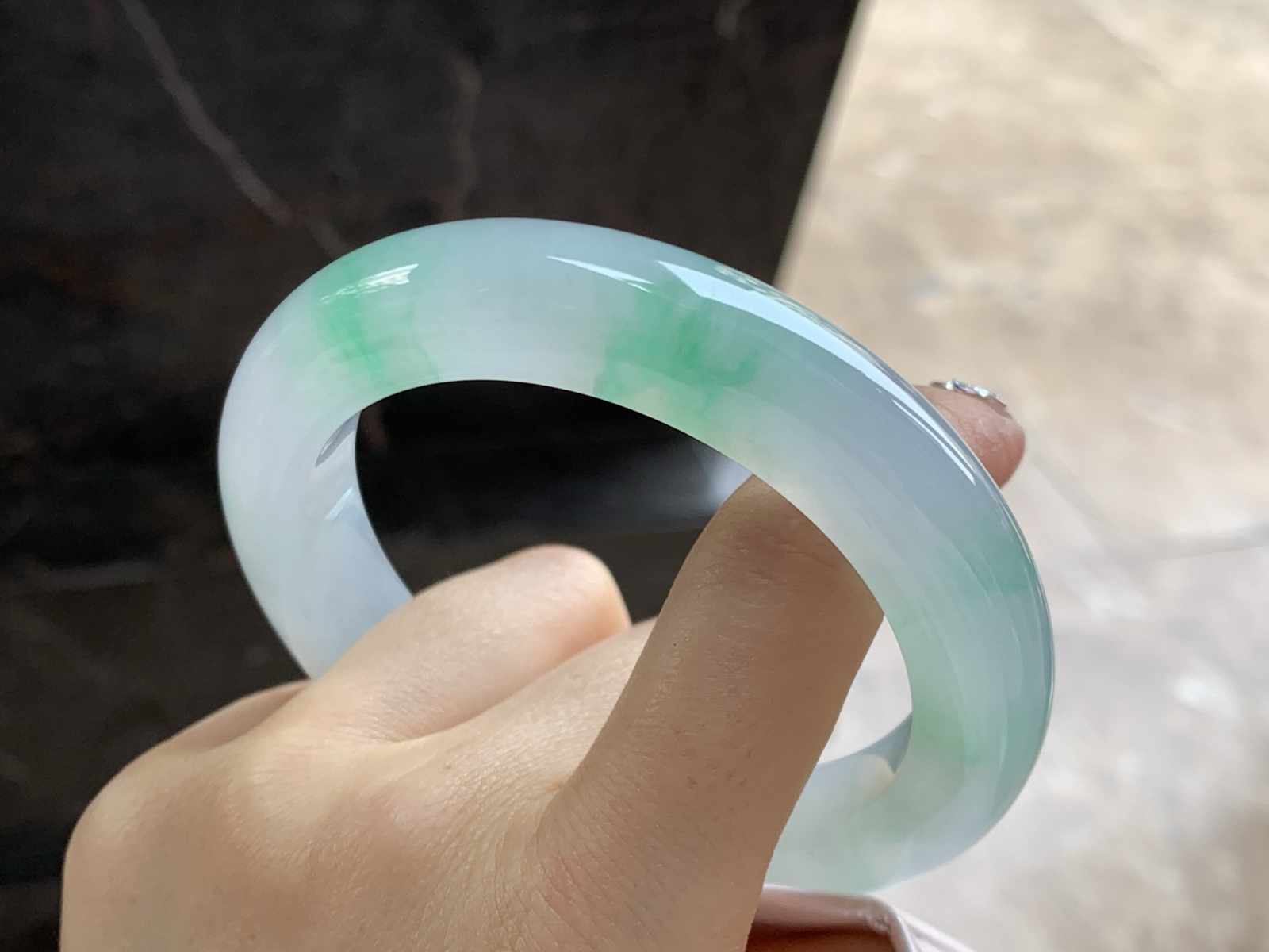 60-12.1-11.2

冰种带色大圈口手镯^_^有种有色～品质大圈口