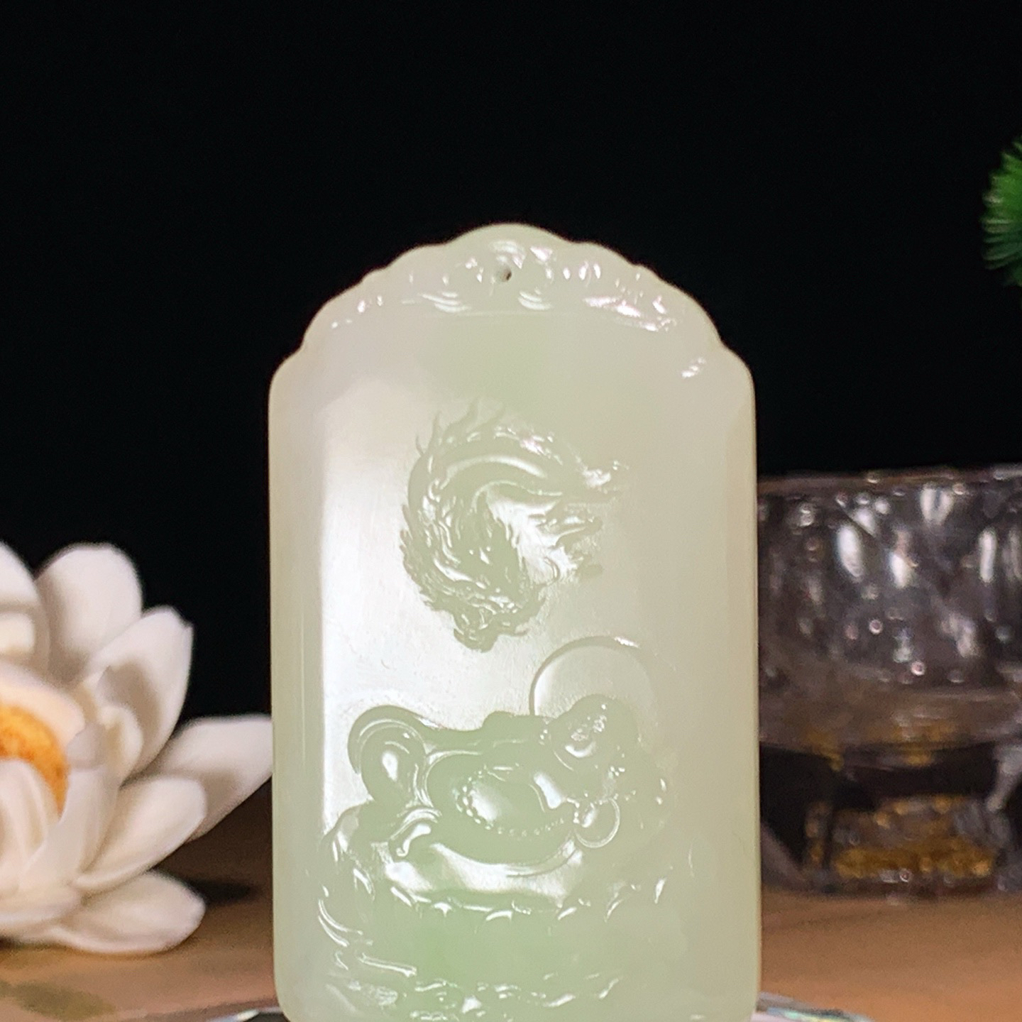 和田玉青海翠青佛引福来挂件。尺寸63/36/12重59克，玉质细腻油润 脂粉好，品质好！lt260425