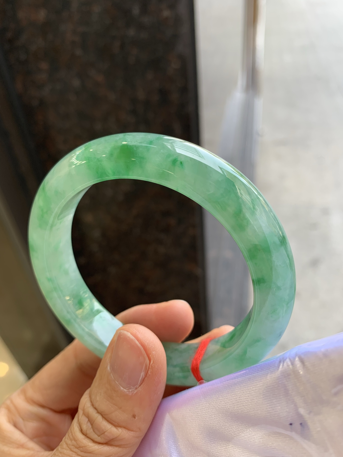 正圈冰种飘花 微晶体结构 尺寸：58.6/12.6/9.6 色好