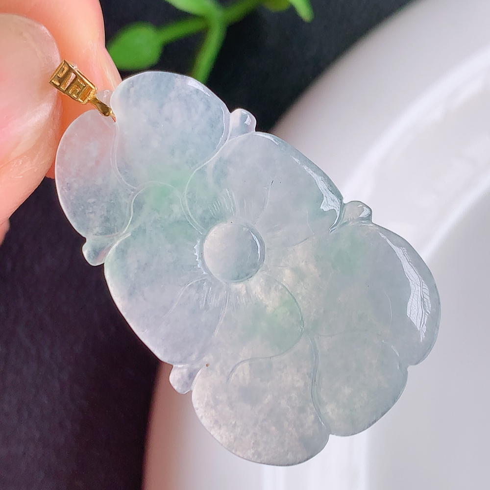 18k金扣冰润飘花荷叶吊坠  荷叶花开富贵，水为财，愿人生如鱼得水”俏色巧雕，清秀高雅，线条流畅优美，颜色靓丽，佩戴效果优雅迷人！性价比超高！W  449.22尺寸：33.5-21.8-3.2mm