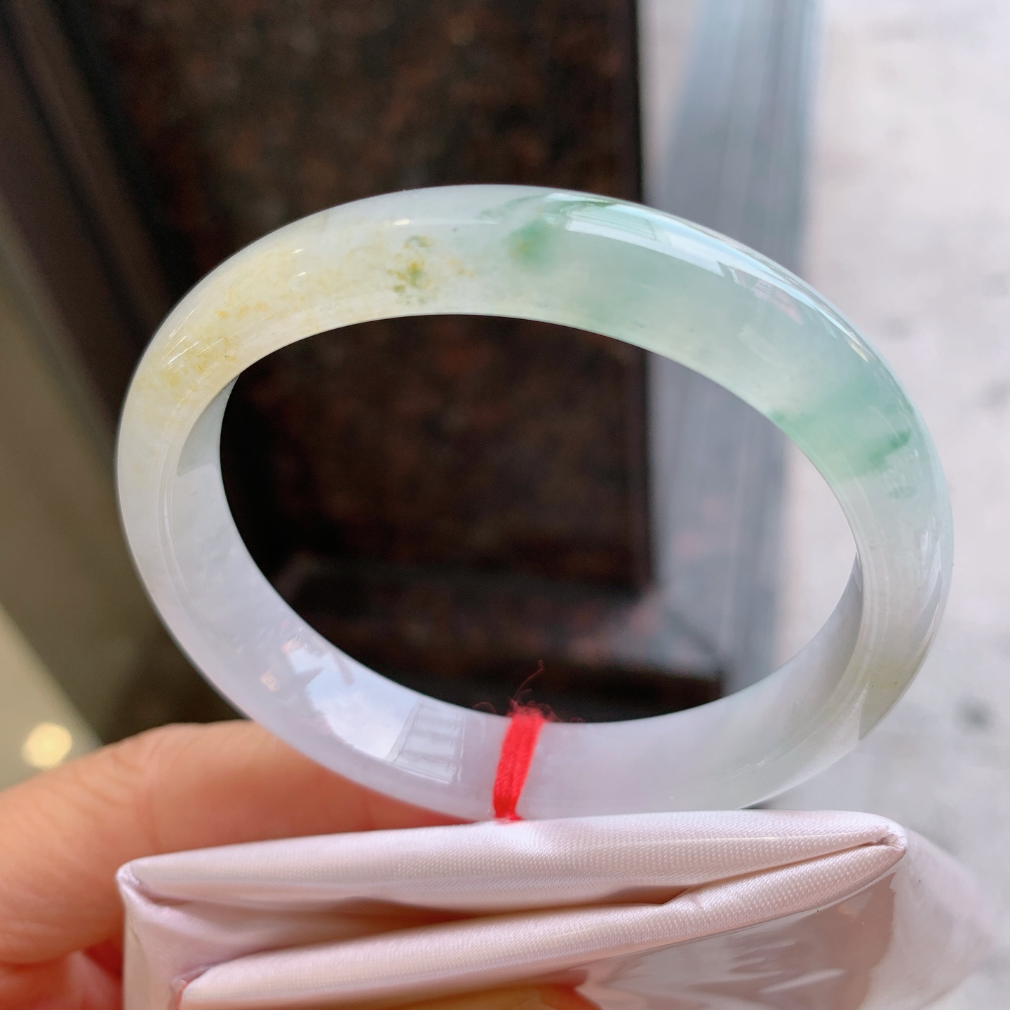 贵妃冰黄翡飘花，有纹，尺寸：55/48/11.4/7，冰润